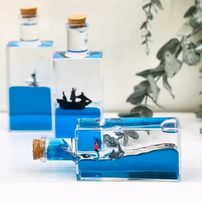 ماکت دکوری غرق نشدنی و معلق  مرد موج سوار و کوسه