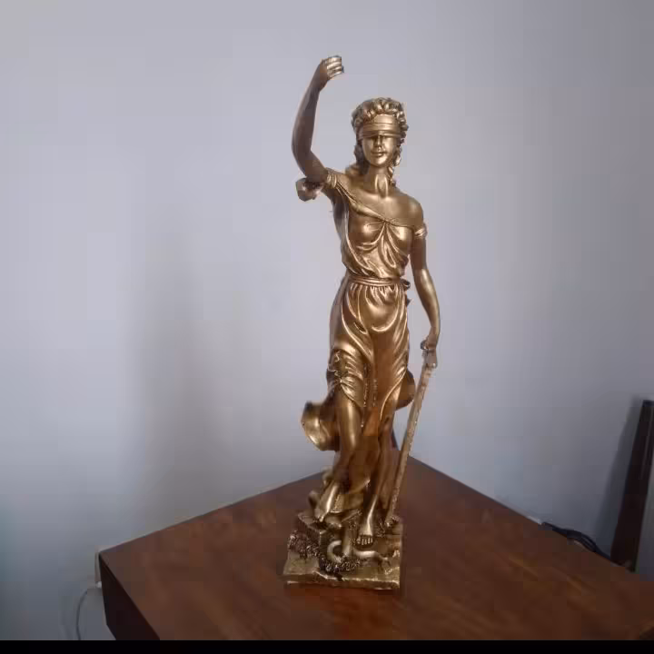 مجسمه ترازوی عدالت سایز بزرگ جنس پلی استر همراه با ترازو