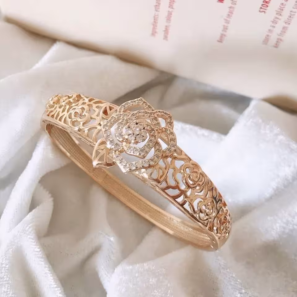 دستبند کاملا مشابه طلا رنگ ثابت ضد حساسییت بسیار شیک 