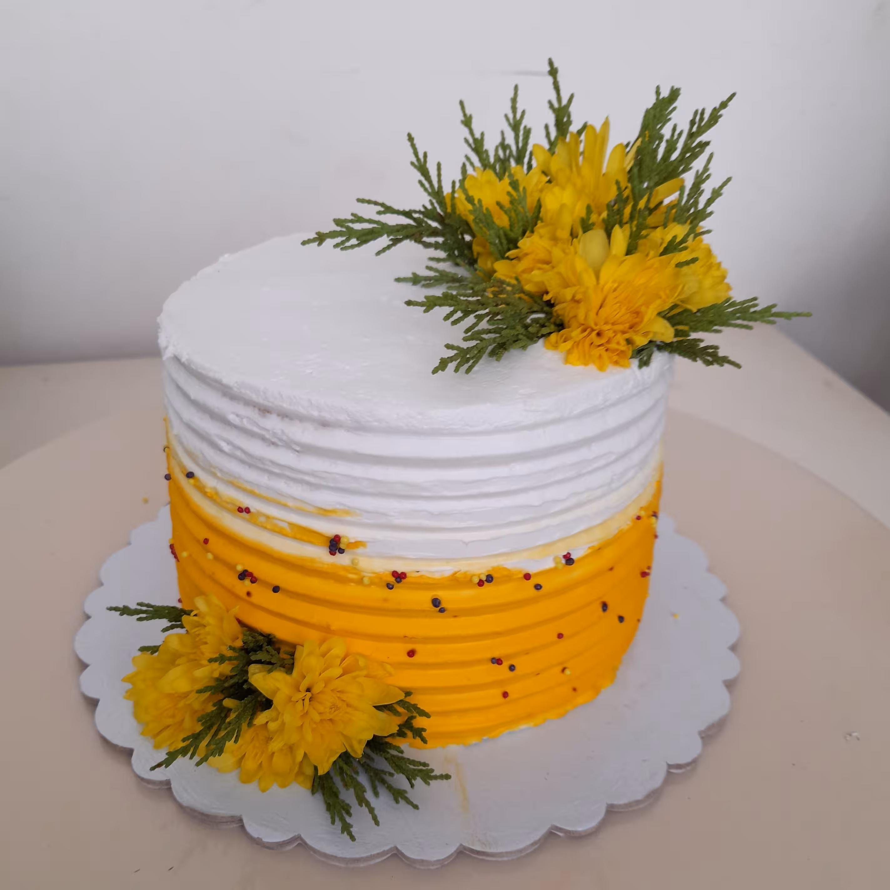 کیک با تزیین گل طبیعی