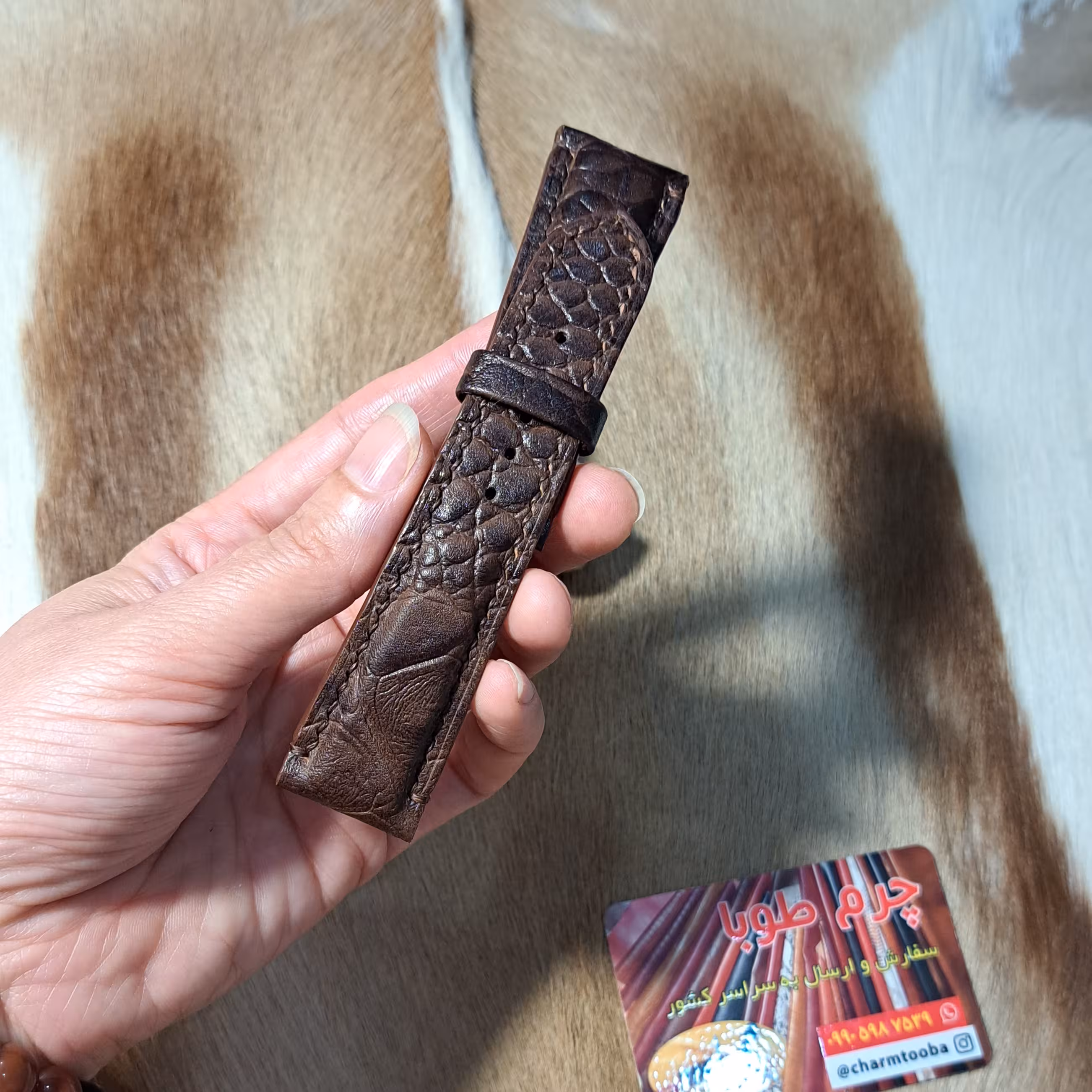 بند ساعت چرم طبیعی گاوی کاملأ دستدوز ودست ساز دارای رنگ لبه ی حرفه ای قابل سفارش برای انواع ساعتها دوخت اریب 