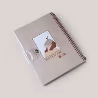 دفتر مدرسه خط‌دار 80 برگ دکمه‌دار طلقی خاکی نهال مکث (NAHALMAX)