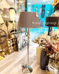 آباژور ایستاده کنار سالنی سه گوی کریستال سیلور