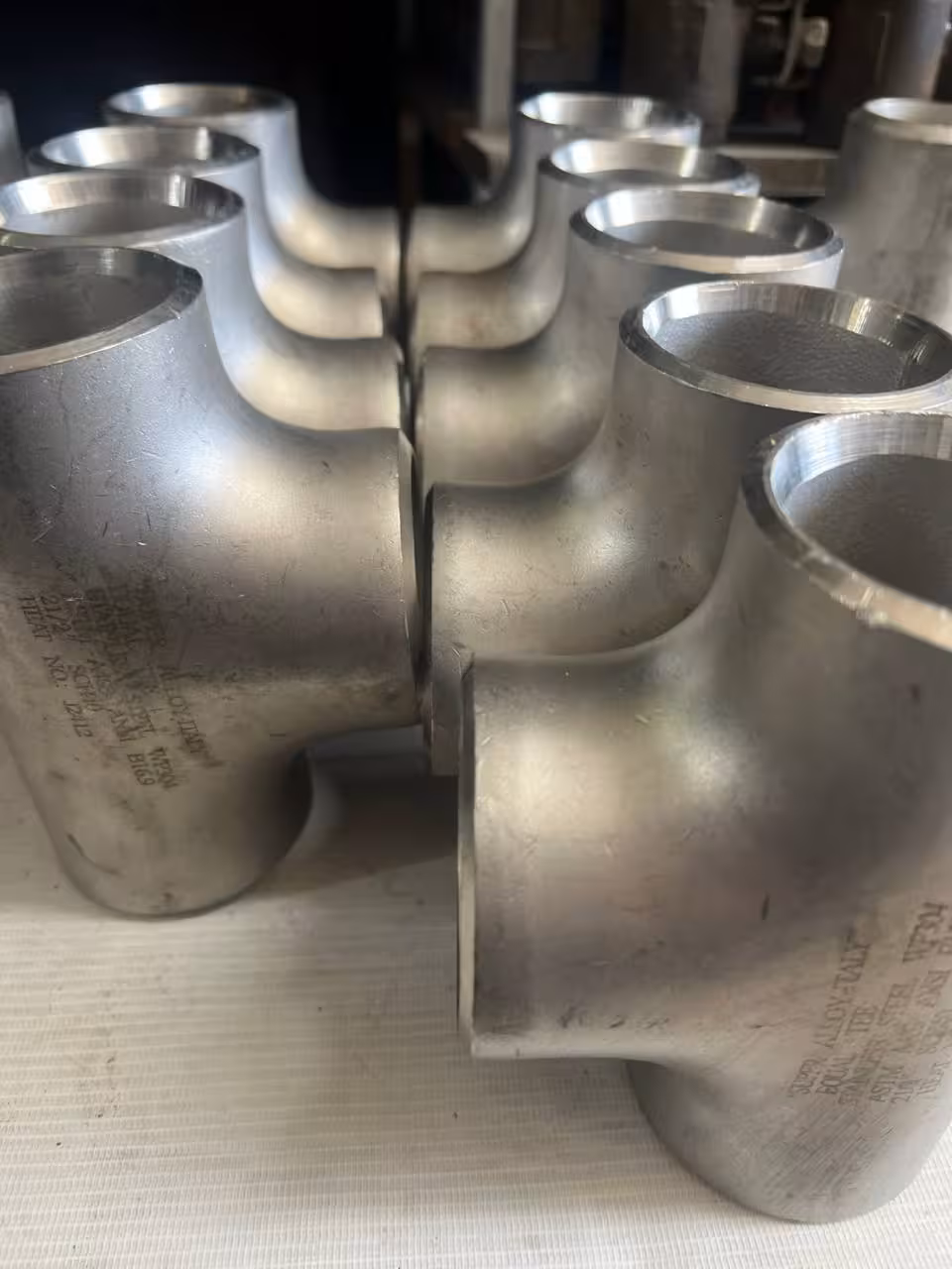 سه راه مساوی درزدار  سایز2 1/2" اینج رده 40 اس از  جنس ASTM SA/A403 WP 304