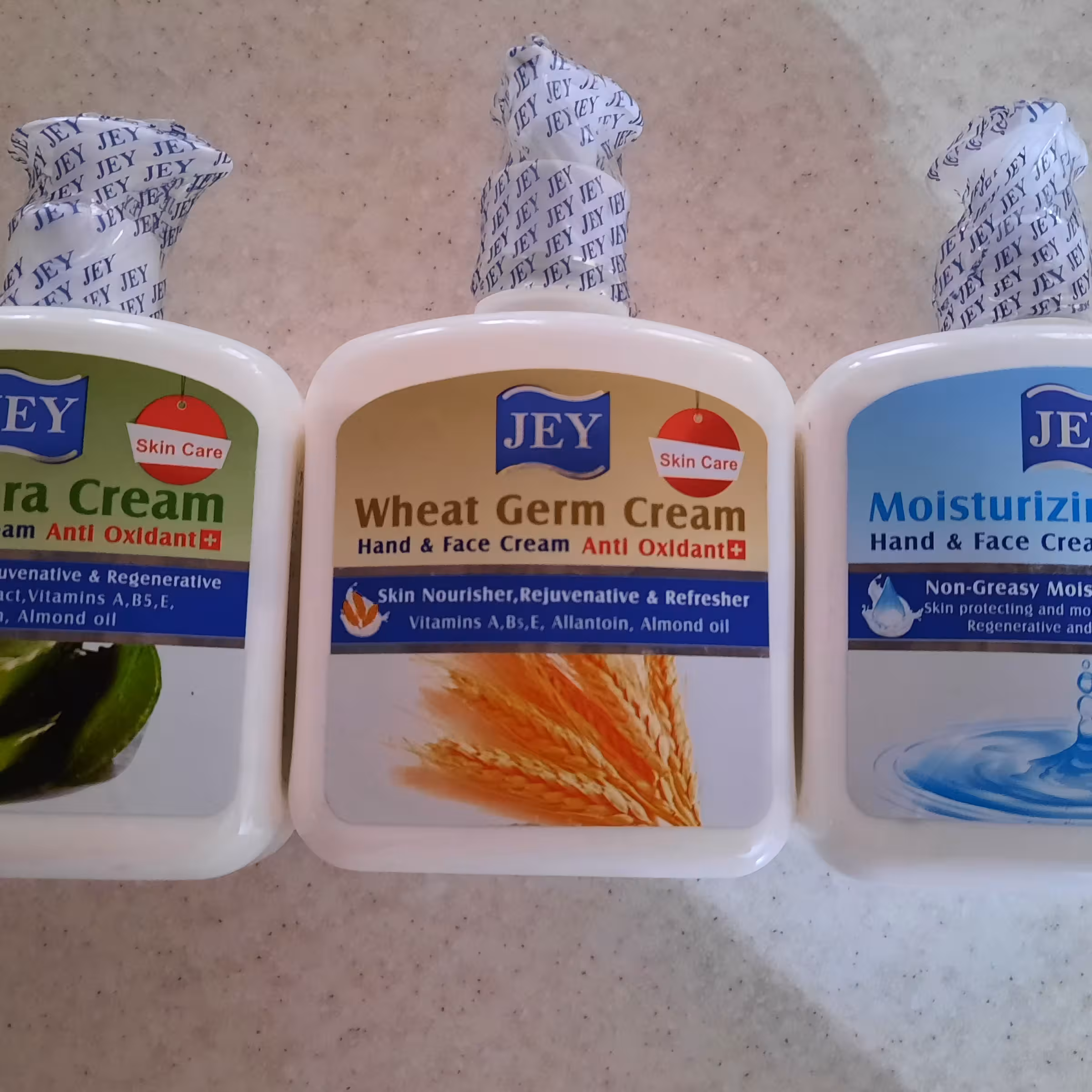 کرم مرطوب کننده دست وصورت جی در رایحه آلوئه ورا بسیار مطبوع موجوده