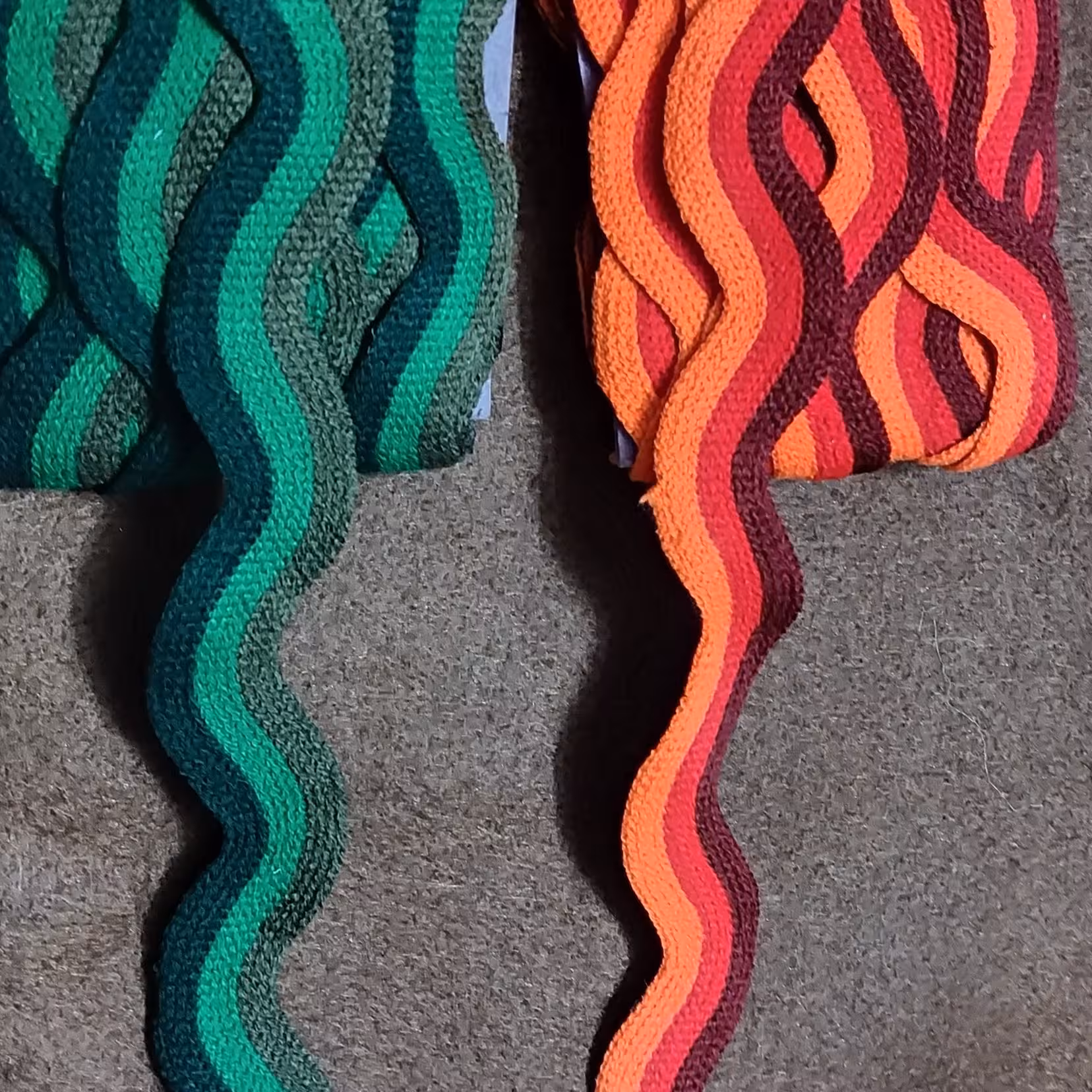 یراق.حاشیه گیپور کنفی که به صورت متری عرضه میگردد 