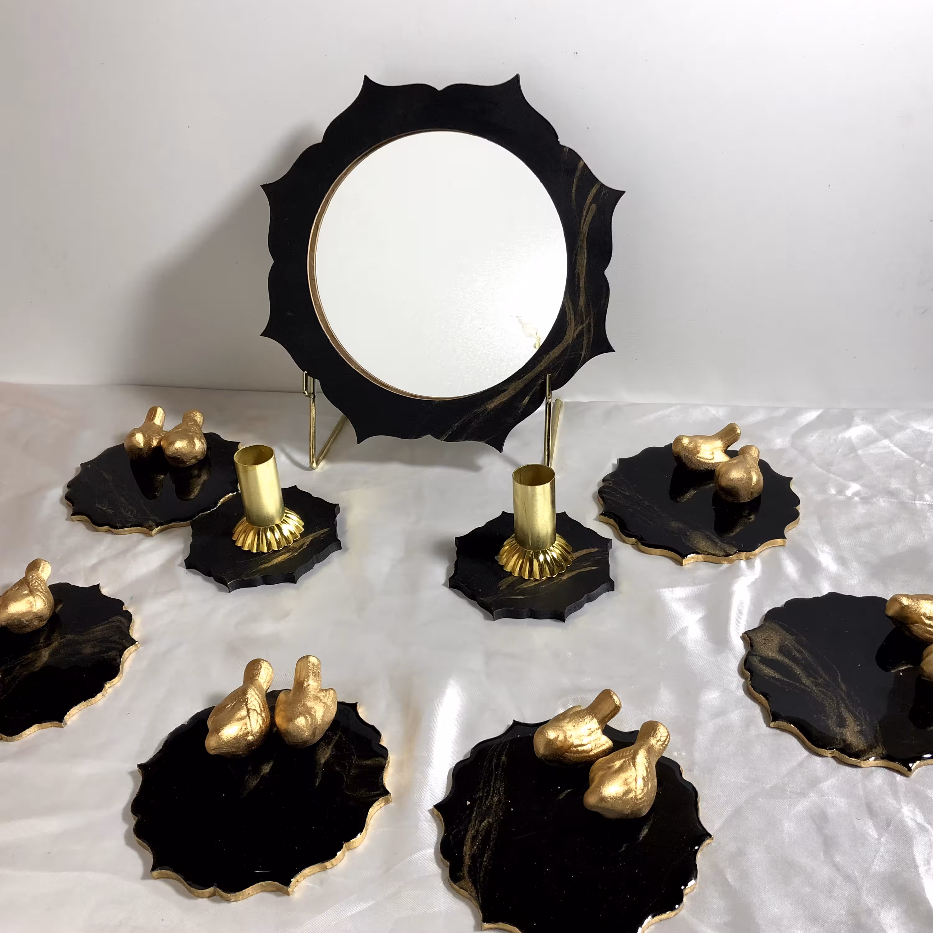 سفره هفتسین رزینی مشکی طلایی برد های زیرلیوانی و پیش دستی به صرفه اقتصادی