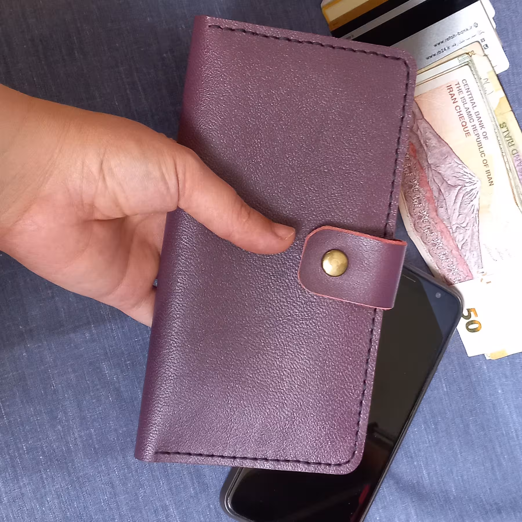 کیف پول  چرم  طبیعی دست دوز ساده و سبک کیف پول و گوشی چرم طبیعی -کیف چرم ساده و سبک -کیف چرم کتی --رنگ بنفش موجود نیست- 