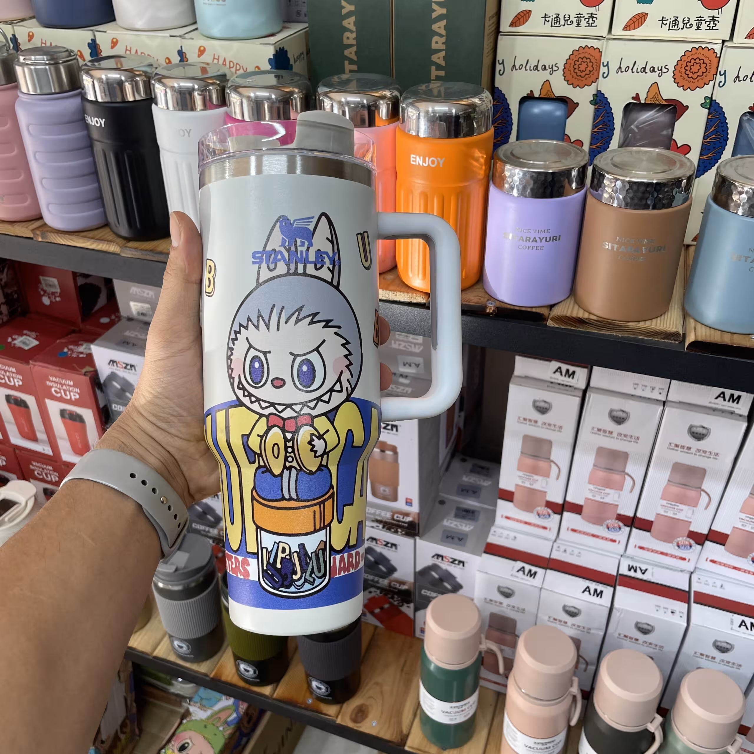 ماگ استنلی لبوبو دسته‌دار مدل QUENCHER H2.O Tumbler – رنگ کرم | ظرفیت 1.18 لیتر