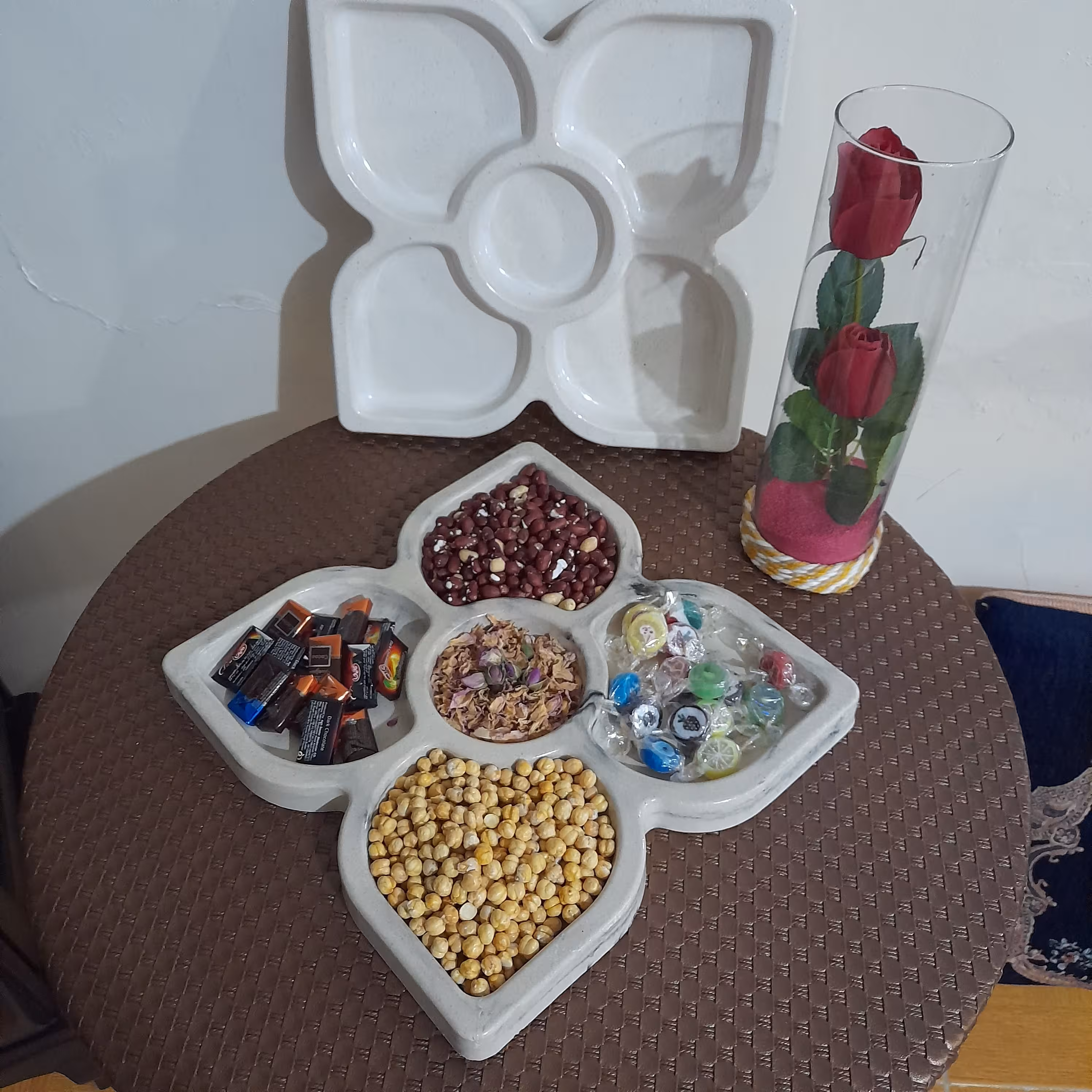 اردو خوری پروانه ای به وزن 1600 گرم در رنگ بندی مختلف و نشکن میباشد  برای پذیرایی مناسب میباشد