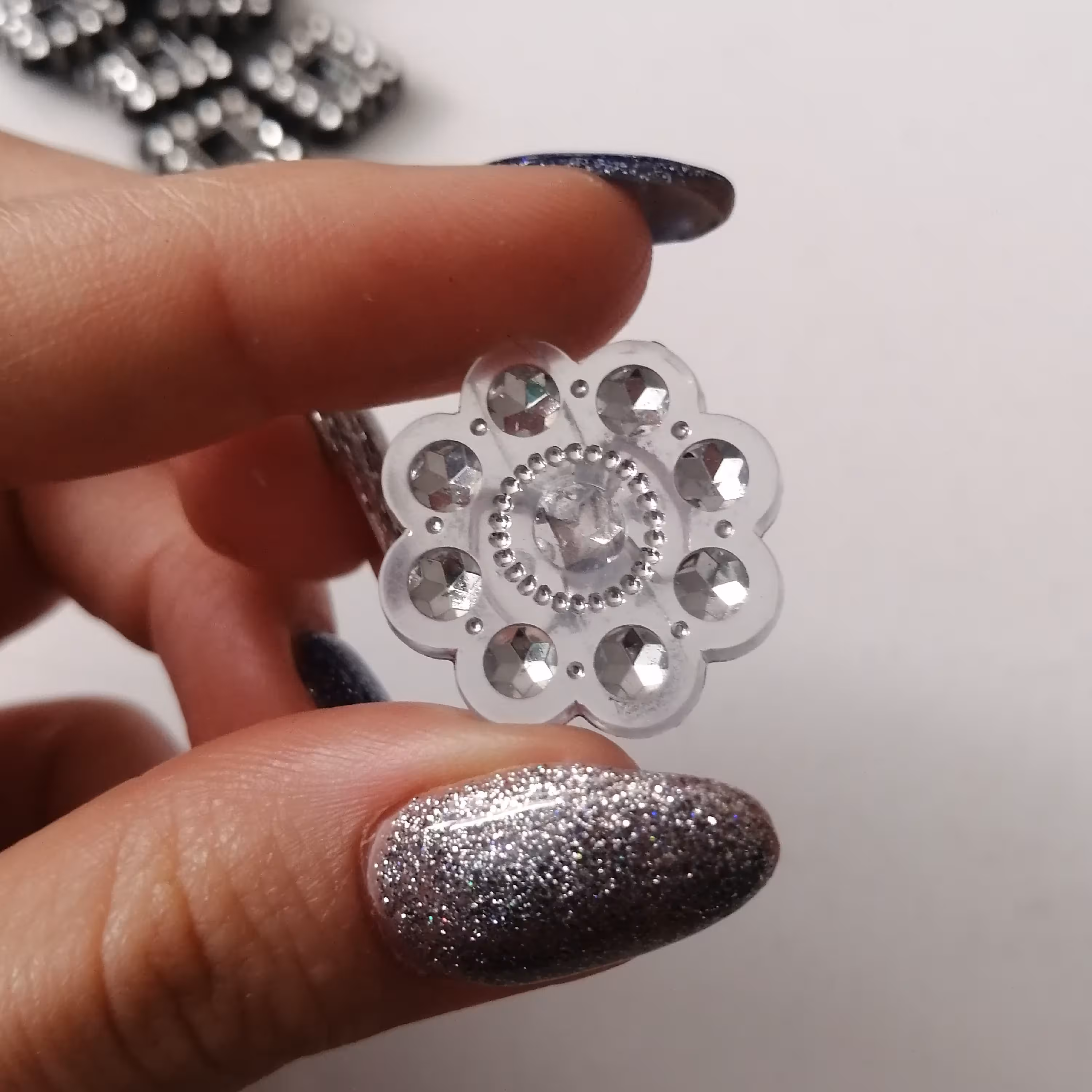 دکمه لباس طرح دار  طرح نگین شیشه ای پلاستیکی در بسته 7 عددی 