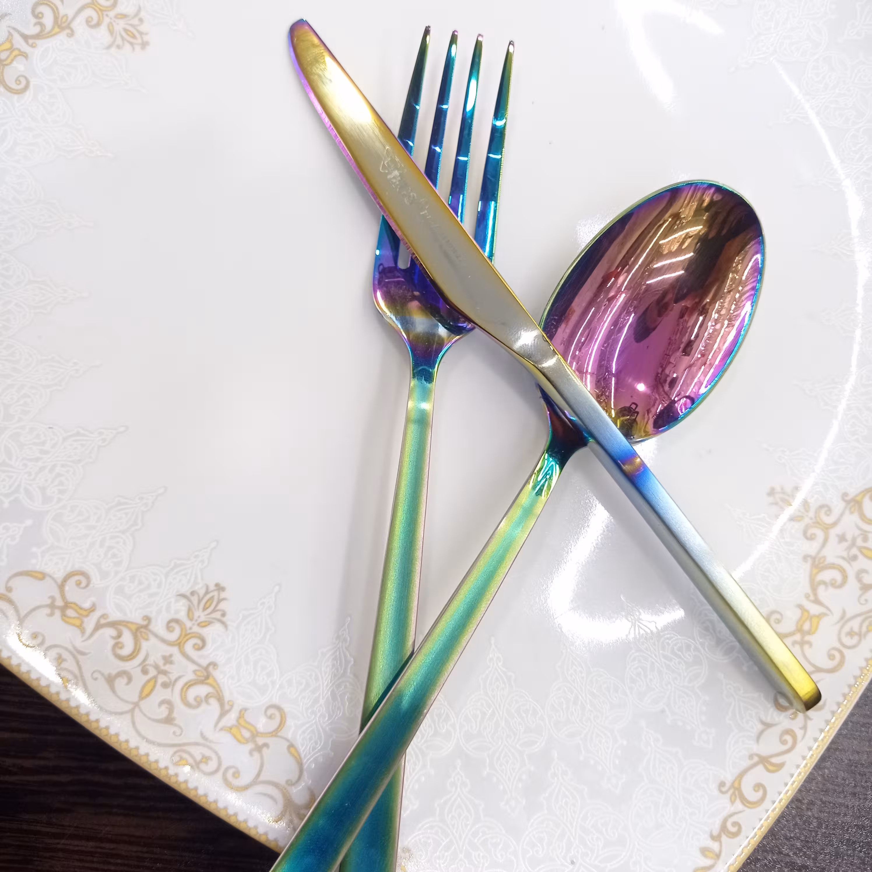 سرویس قاشق چنگال هفت رنگ استیل نگیر  برند MGS با کار های 3بعدی 30نفره