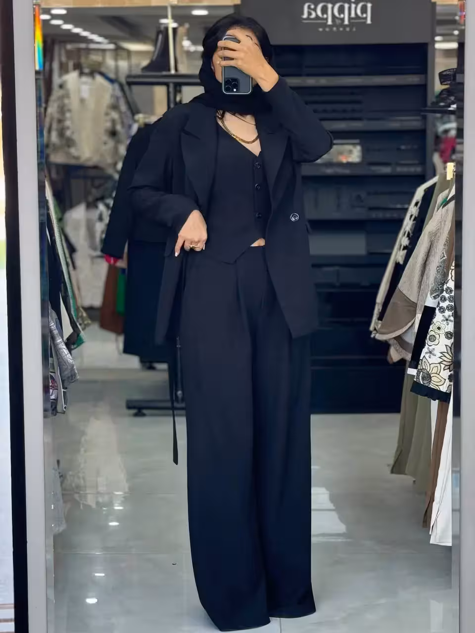 ست سه تیکه کت شلوار همراه با جلیقه