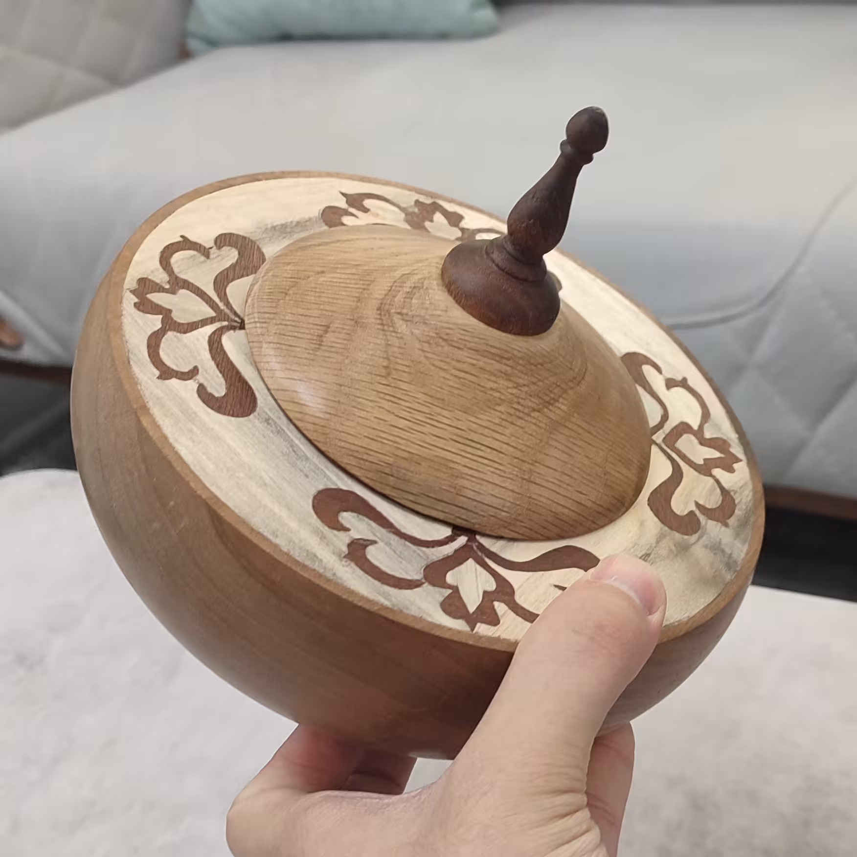 شکلات و آجیل خوری معرق کاری شده از جنس چوب گردو سیاه کاری گران قیمت ولی خاص همین جنس رو تو مغازه 3 میلیون قیمت میدن
