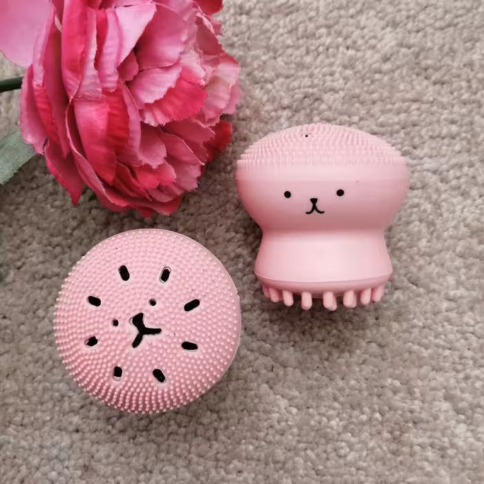 فیس واش درجه یک ماساژور دستی صورت و گردن  (صورتی پاستیلی)