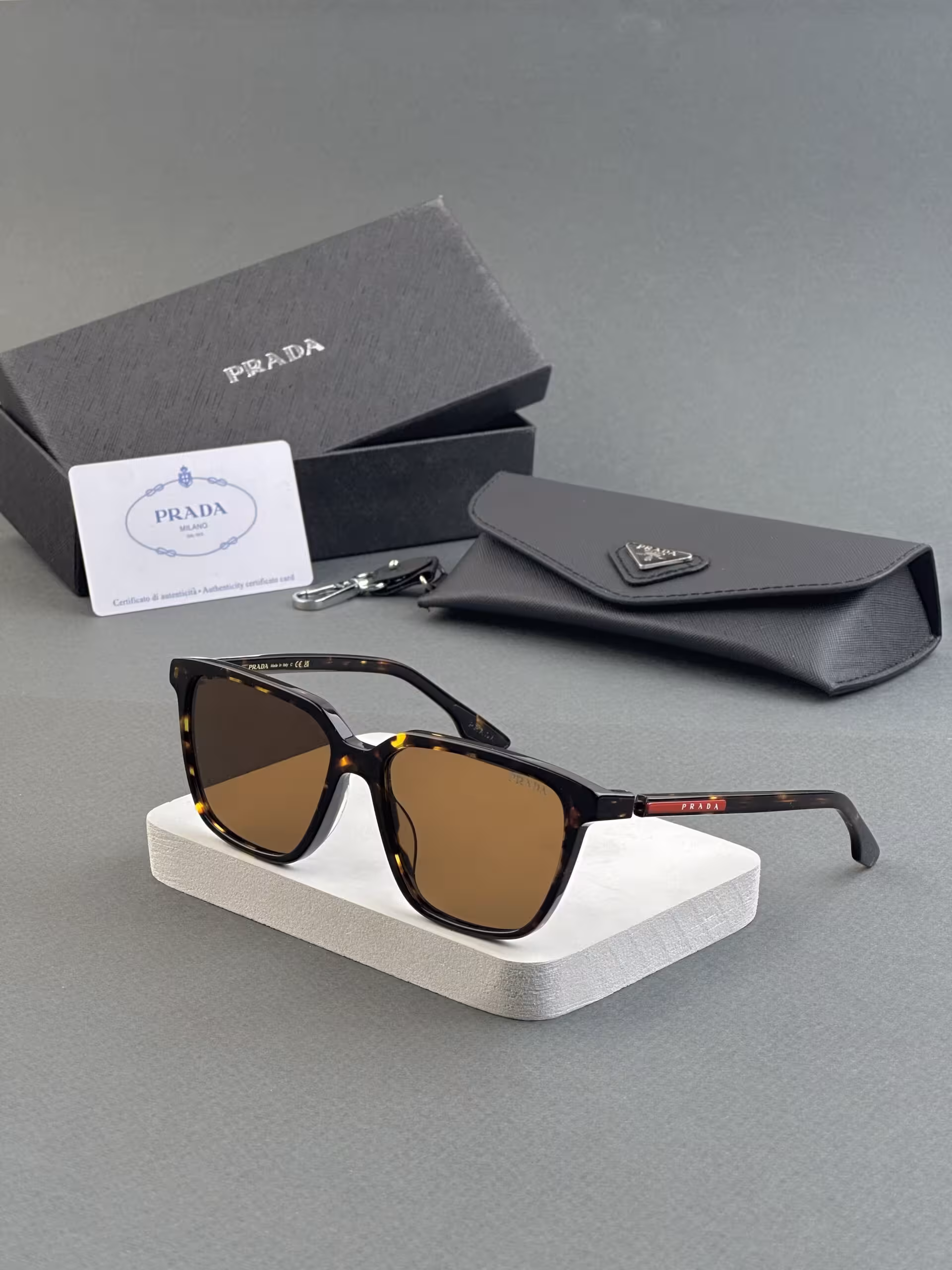 عینک آفتابی پرادا دسته قرمز مدل SPS06V