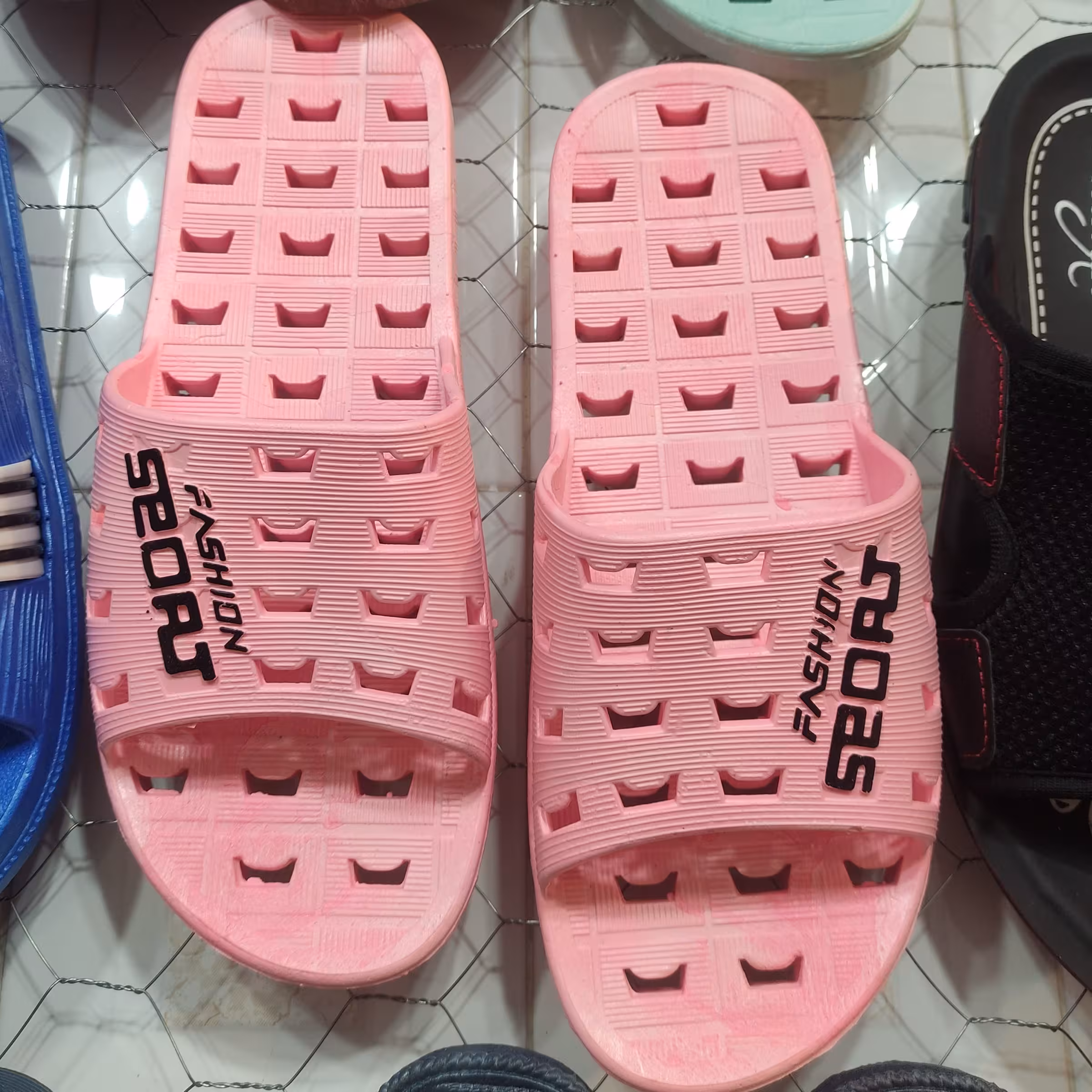 دمپایی استخری مخصوص حمام در رنگهای سبز و صورتی و بنفش 