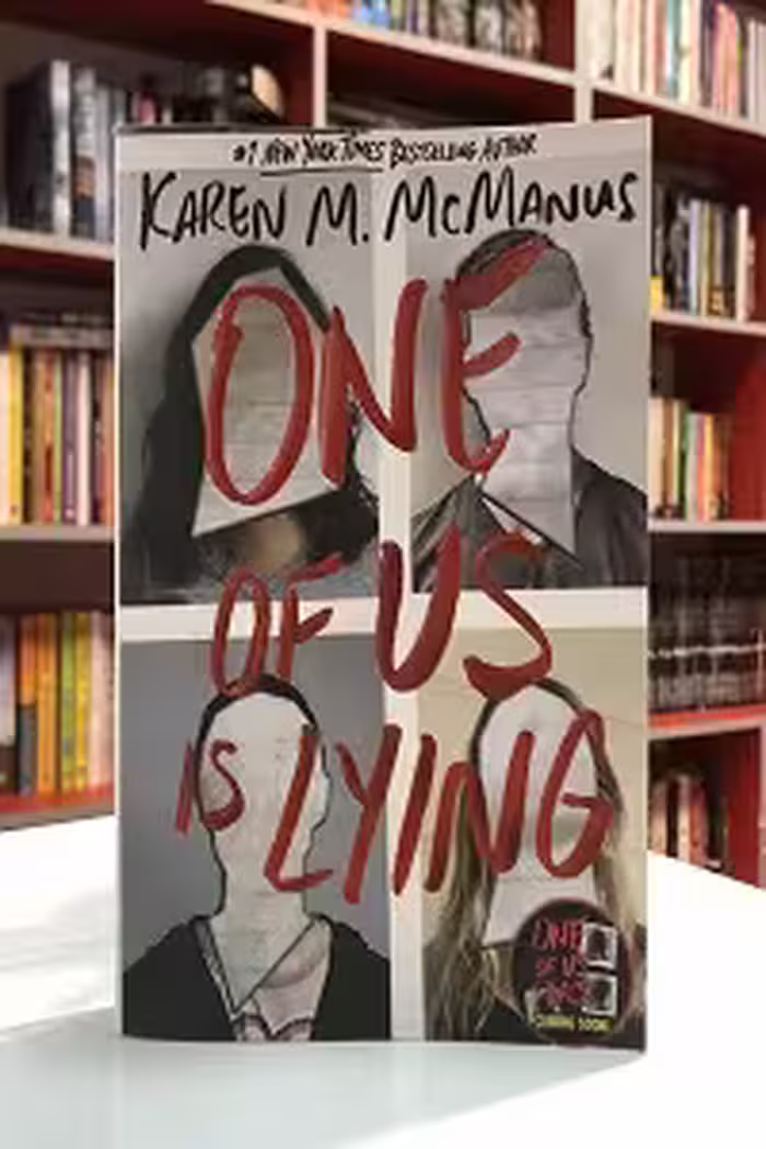 One of us is Lying اثر Karen M.Mcmanus