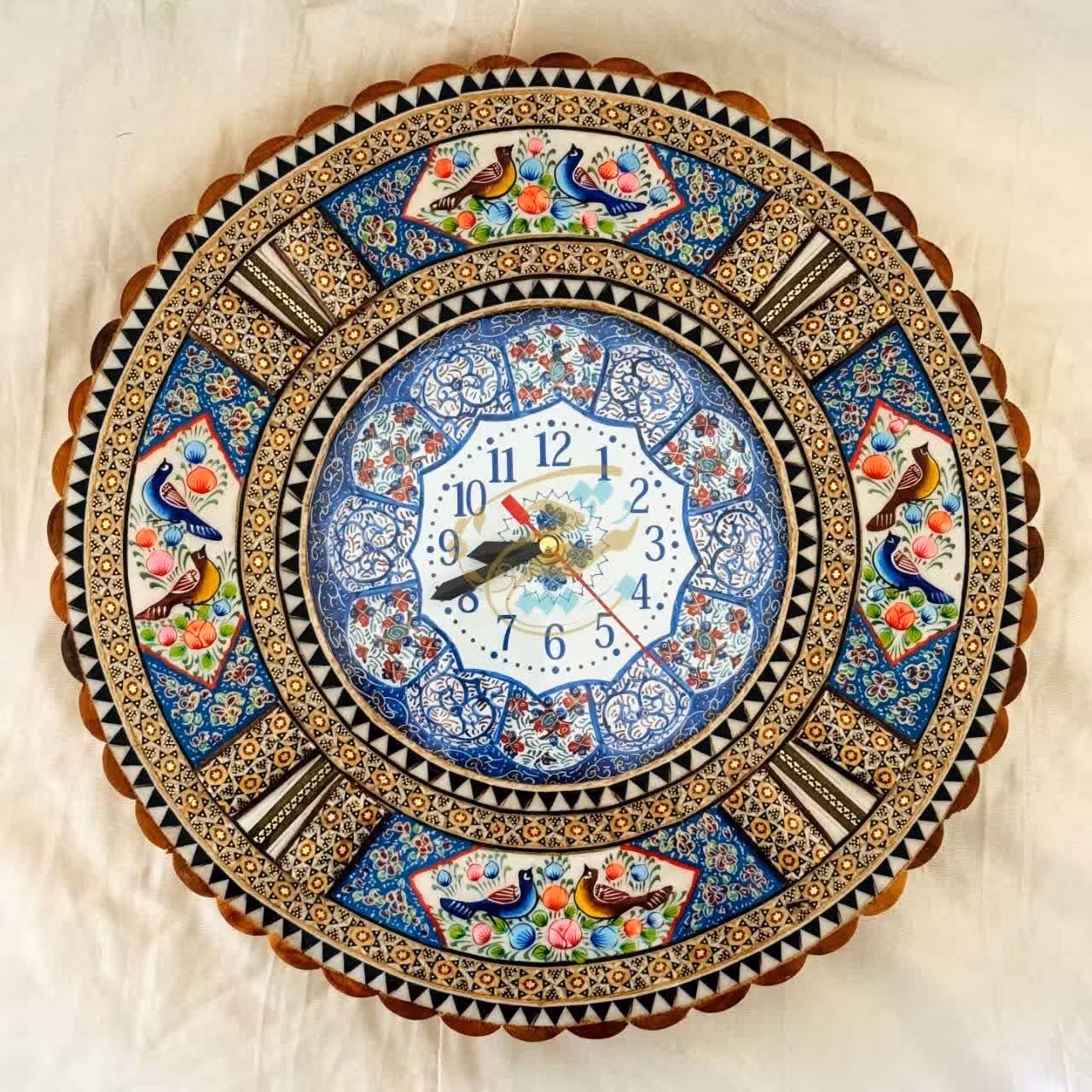 ساعت خاتم کاری گل و مرغ با صفحه میناکاری گرد کوچک