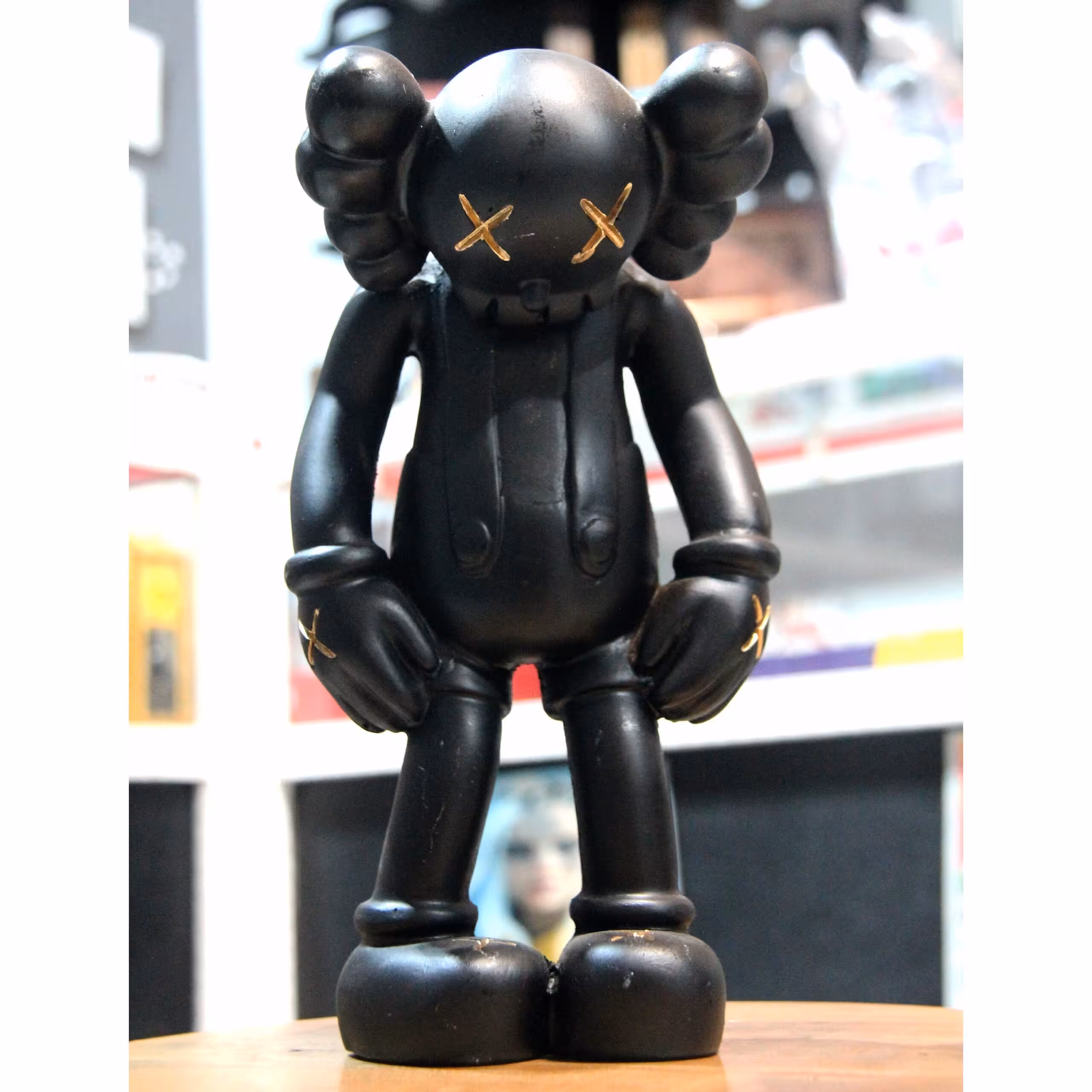 مجسمه Kaws ایستاده کاوز