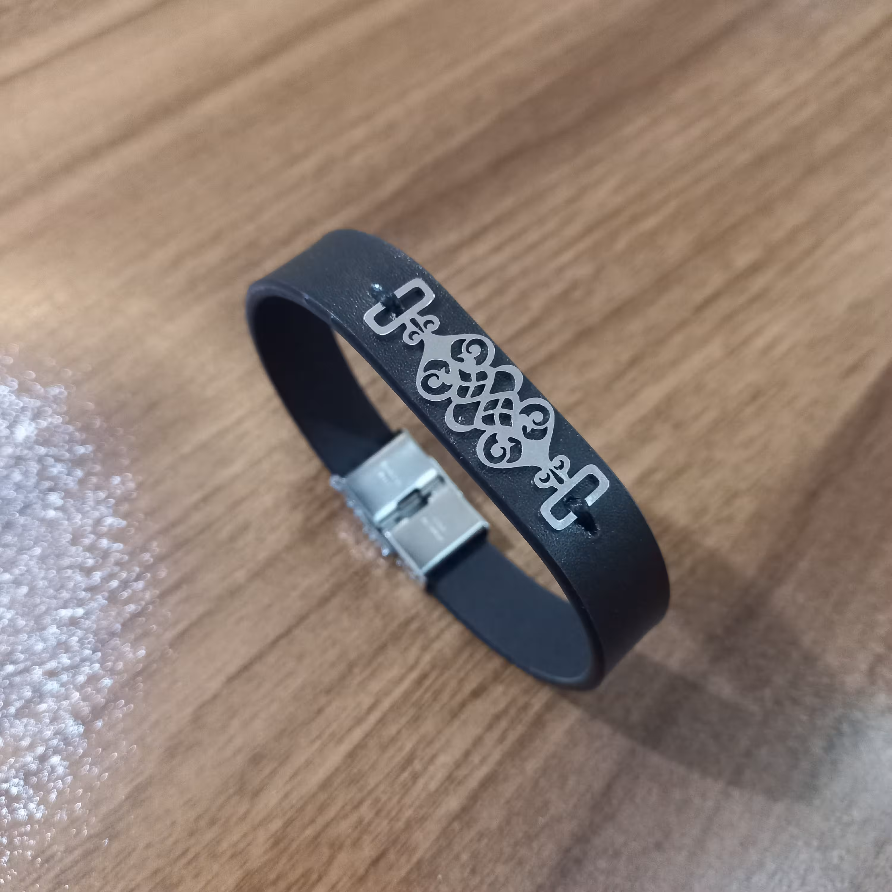 دستبند چرمی با قفل و پلاک استیل رنگ ثابت کد 107