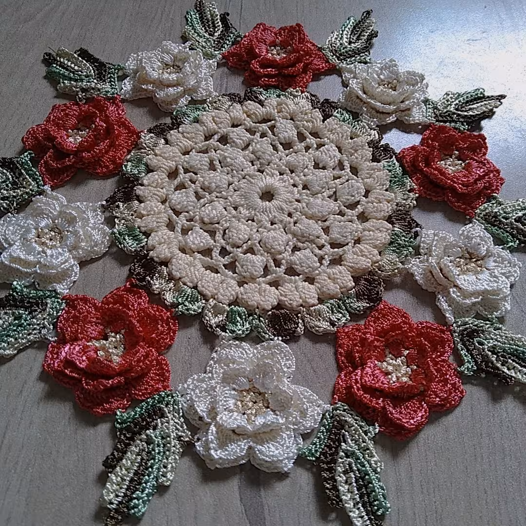 رومیزی گرد قلاببافی طرح گل برجسته ایرلندی قطر 25 سانت