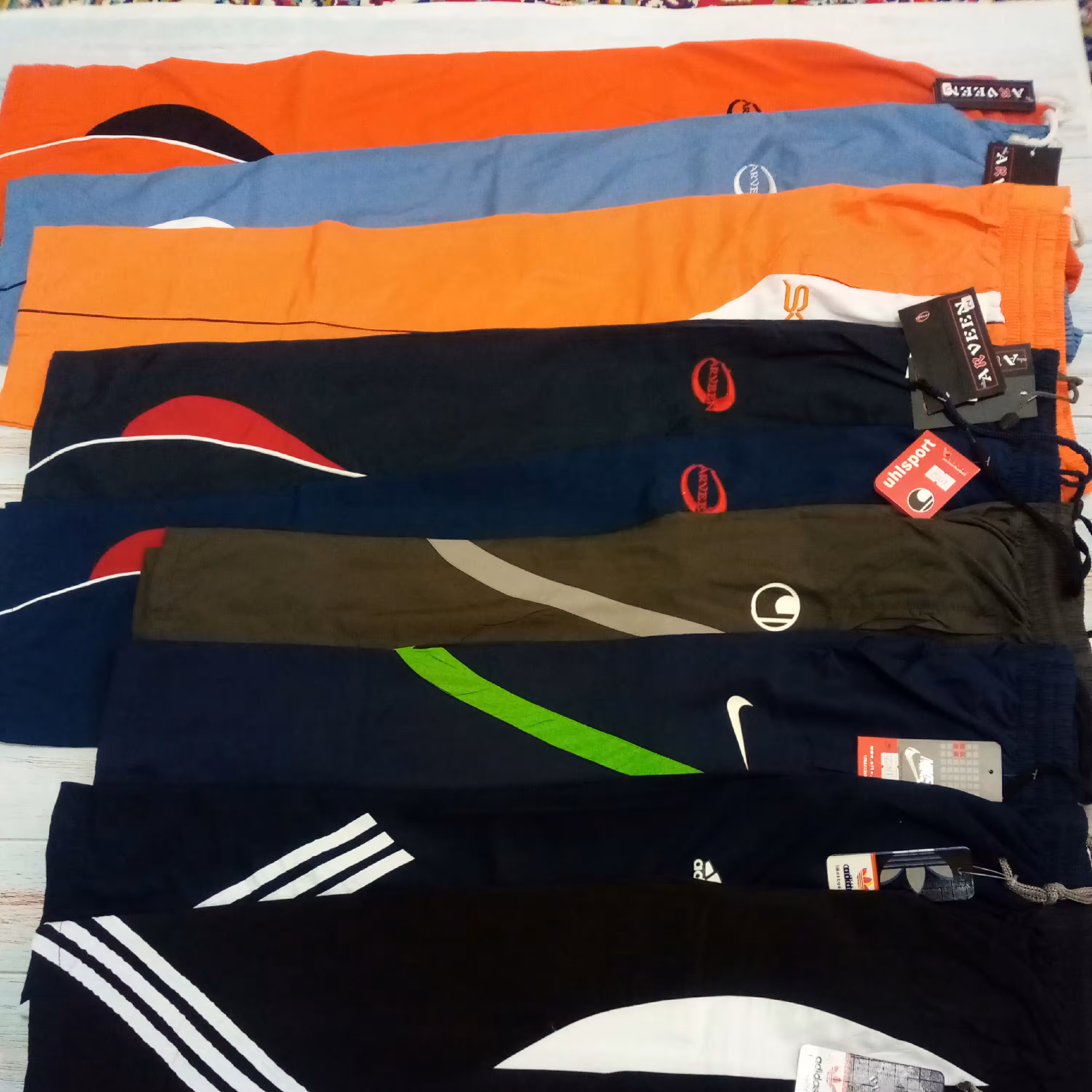 شلوار تاسلون در رنگ بندی های بسیار زیبا مخصوص دختران و پسران وجنسی بسیار عالی ومحکم وآستری بسیار نرم دارد