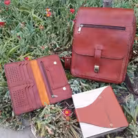 ست کیف پول ‌کیف دوشی وکمربند با چرم گاوی عسلی تیره سایز کیف دوشی 22*27 وکیف پول سایز استاندارد کمربند عرض 3ونیم