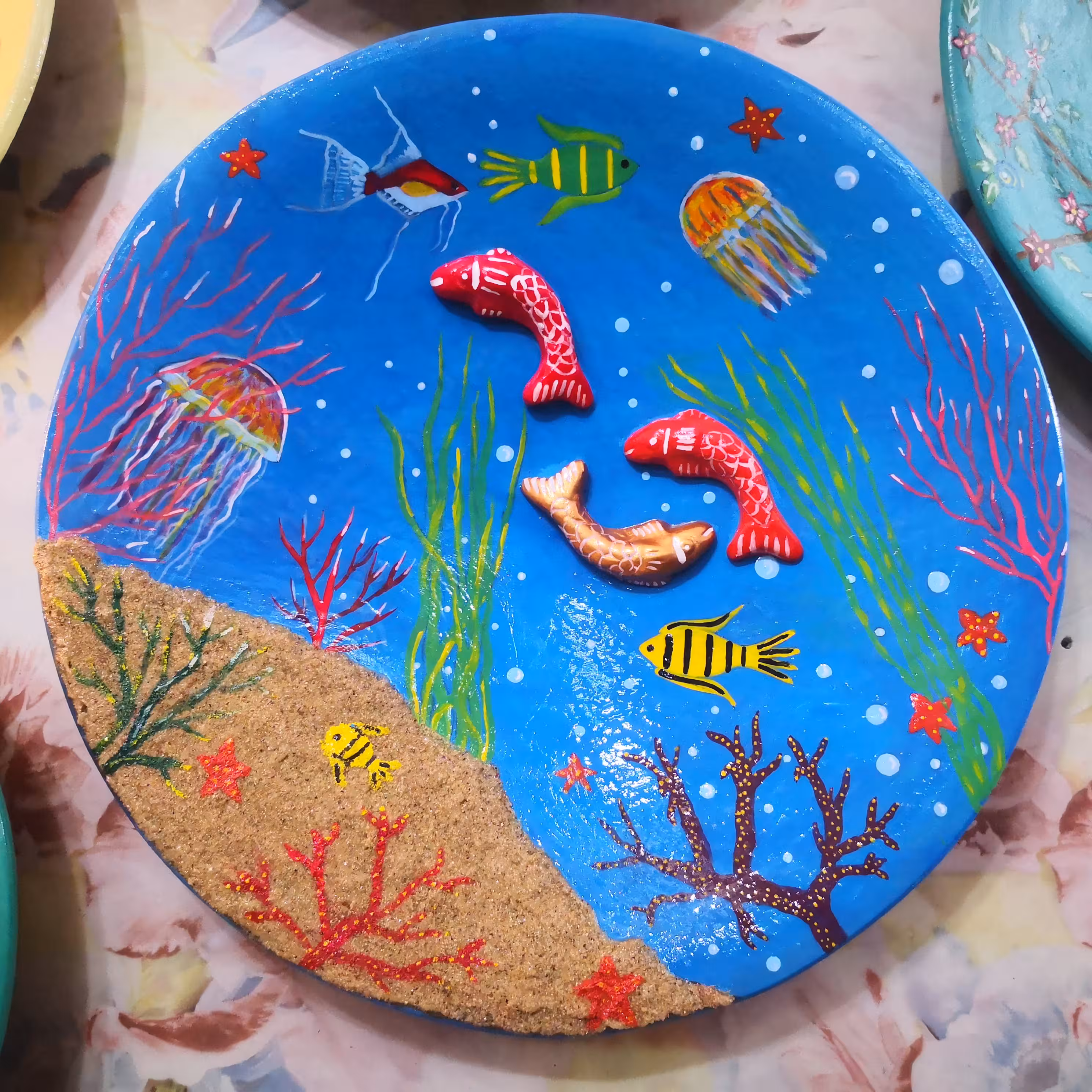 دیوارکوب سفالی طرح ماهی و اقیانوس دست ساز ،ماهی ها برجسته هستن 