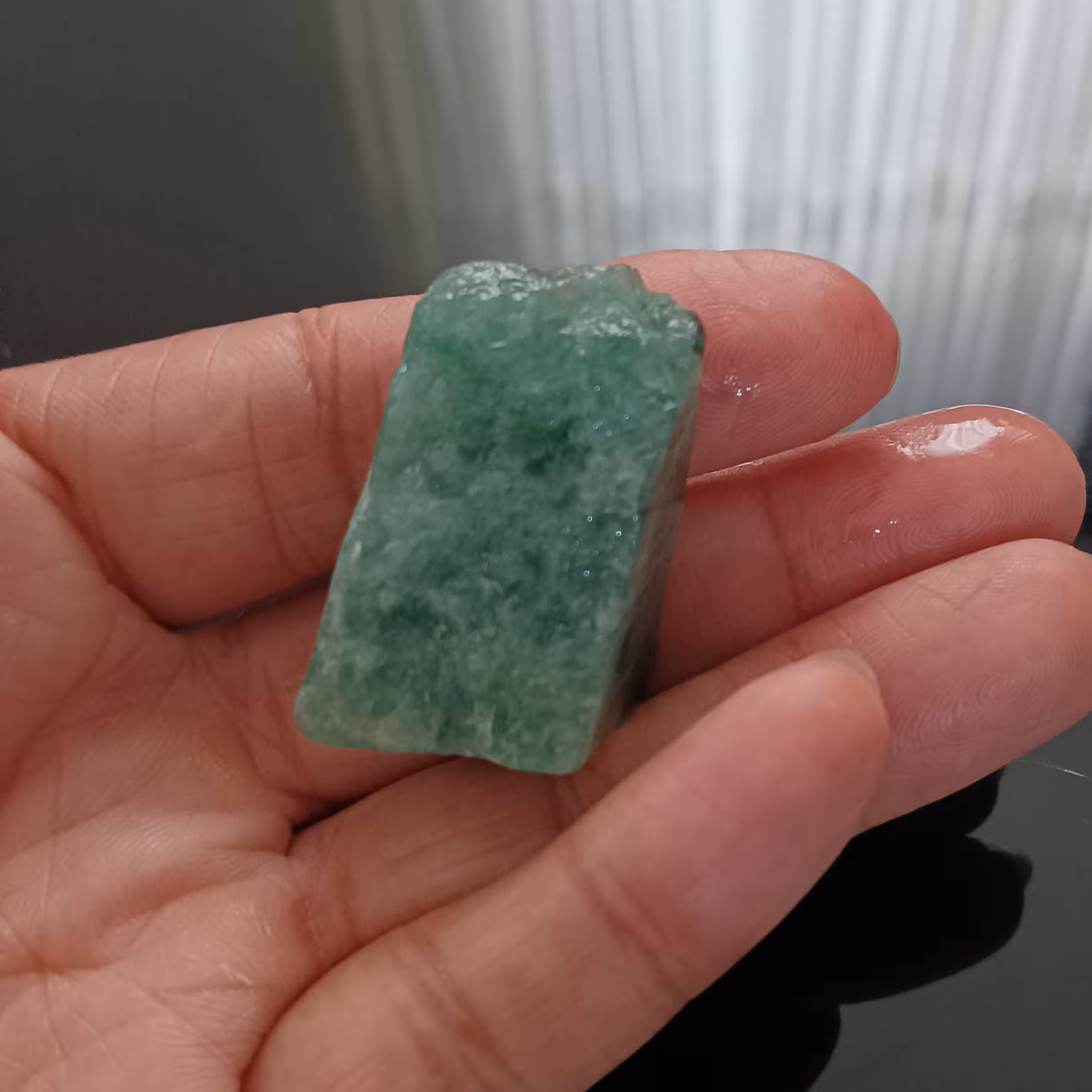 سنگ راف کوارتز سبز اصل و معدنی مخصوص تراش برای نگین انگشتر مردانه و زنانه وکلکسیونی و ساخت آویز سنگ ماه تولد 