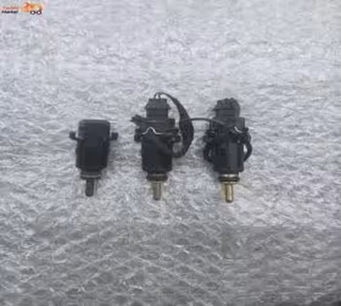 سنسور دمای آب روی شیلنگ پایین رادیات بی ام و BMW مناسب برای تمامی اطاقهای مدل 1998 به بالا