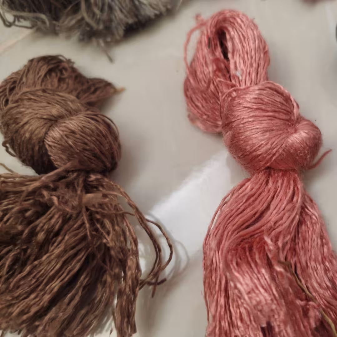 نخ ابریشم خالص طبیعی با رنگرزی گیاهی  (پس کرایه)