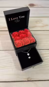 باکس گل سورپرایزی بهار محتویات  .باکس گل (مصنوعی ) کشودار وارداتی  .گردنبند و انگشتر ( فیری سایز )