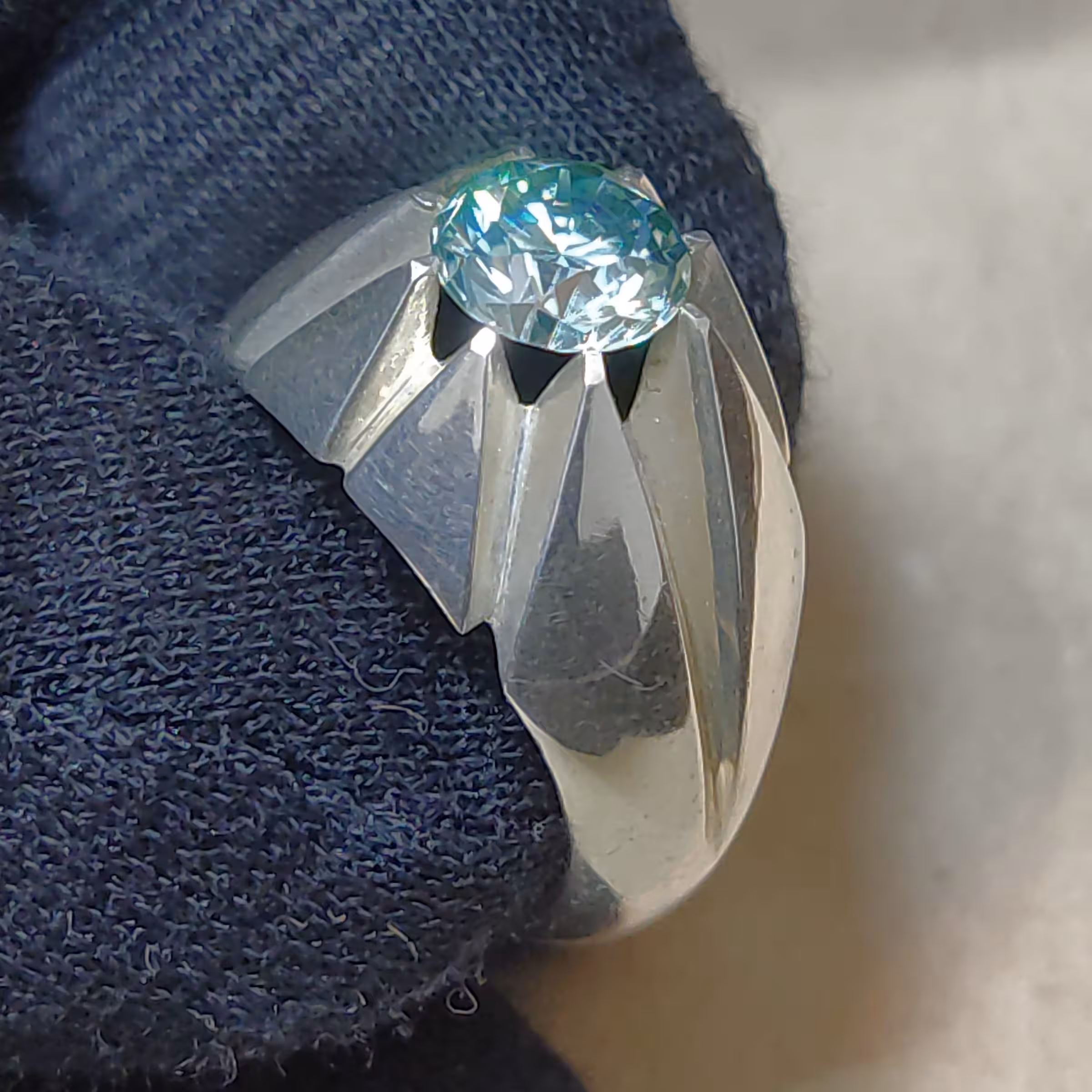 انگشتر با الماس موزانایت.نقره.دستساز.سایز بین 55 تا 56.