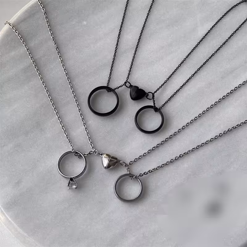 ست زیبای( گردنبند )کاپل بسیار جذاب و عاشقانه استیل و رنگ ثابت در هر رنگی با آویز قلب مگنتی