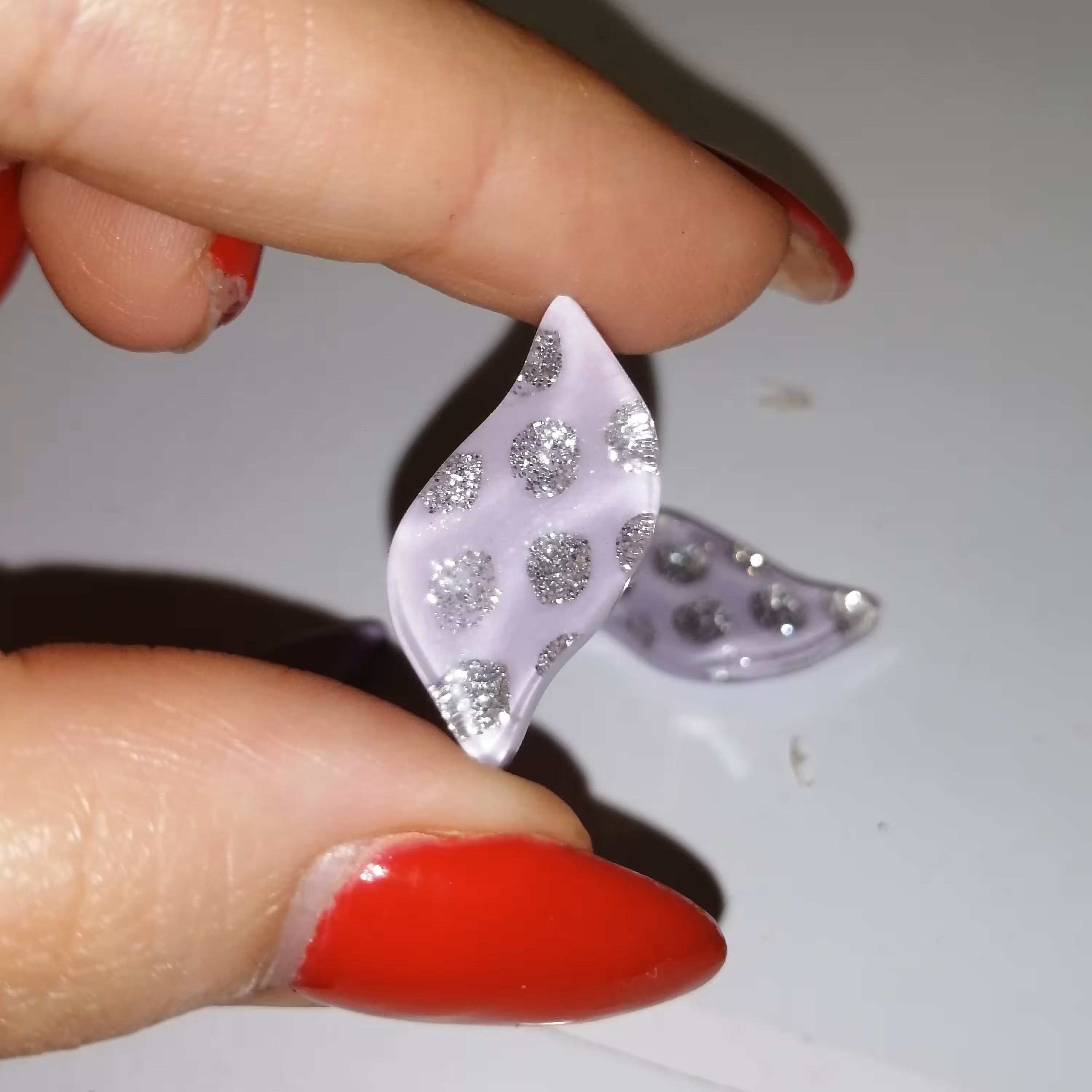 دکمه لباس یاسی اکلیلی شیشه ای  بسته 3 عددی     