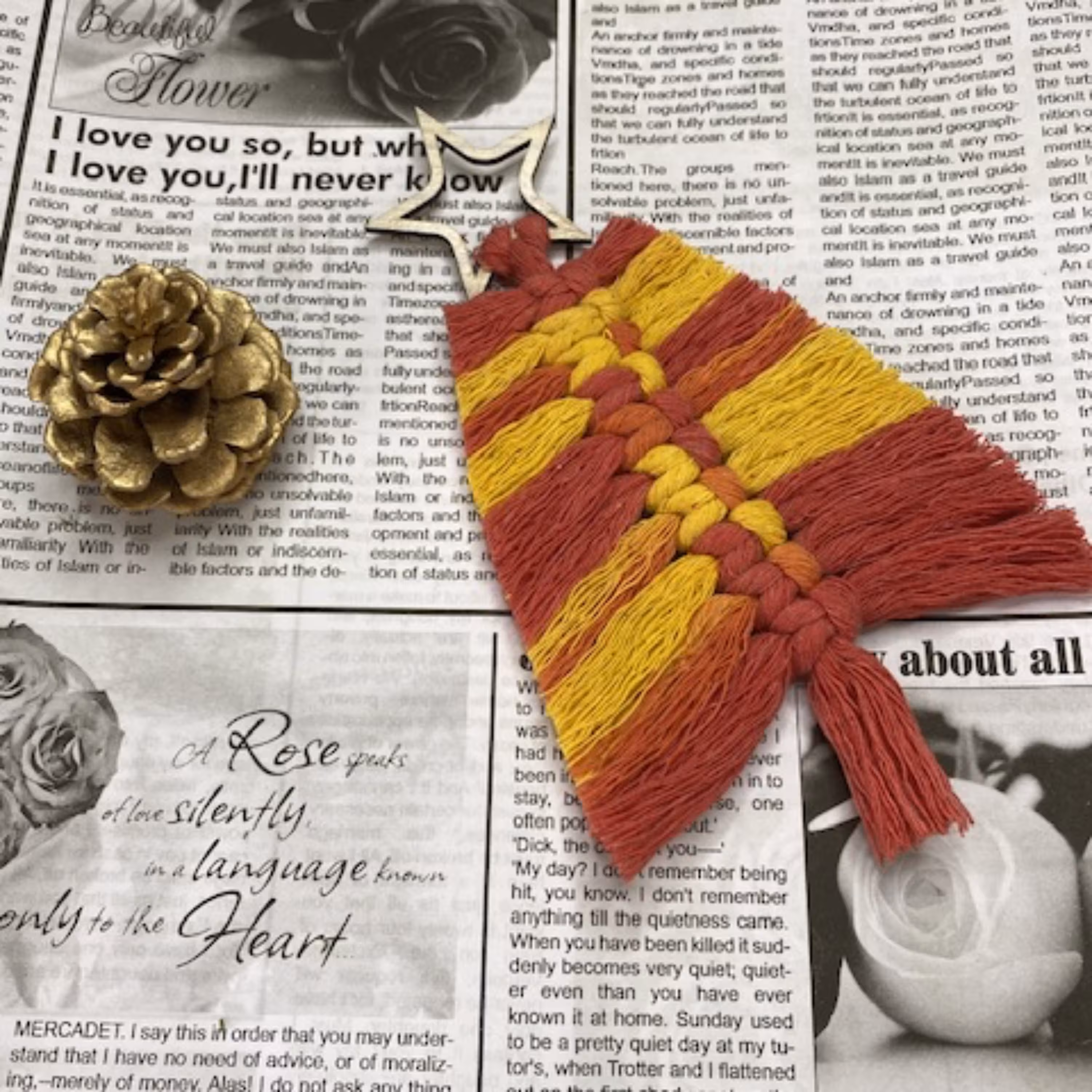 آویز و نشان کتاب کاج