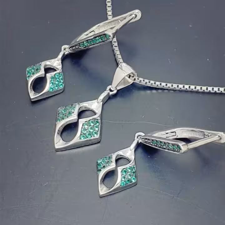 نیم ست نقره با نگینهای میکرو سنتاتیک زمردی طرح لوزی