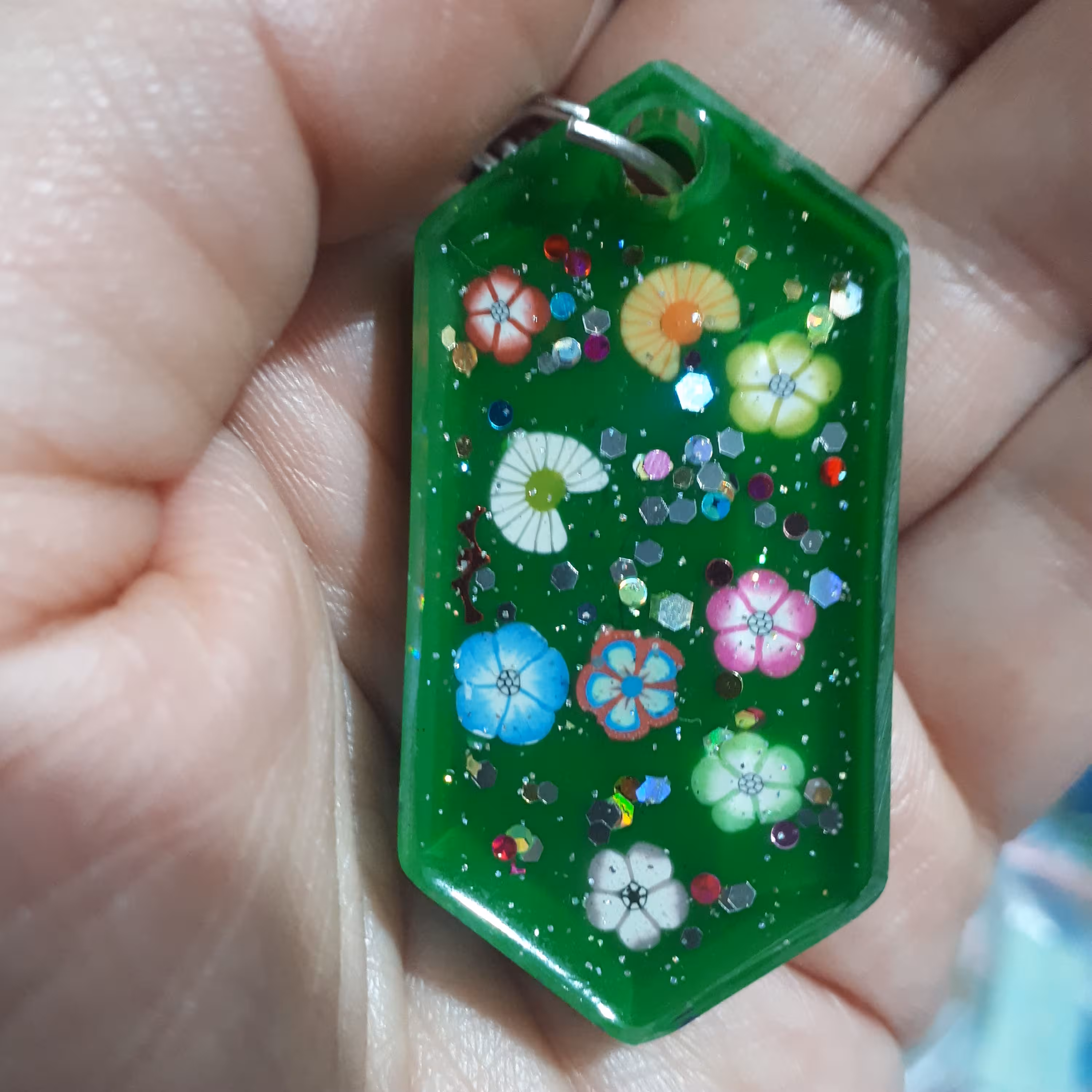 جاکلیدی و آویز کیف دست ساز به رنگ سبز و طرح شکوفه های بهاری