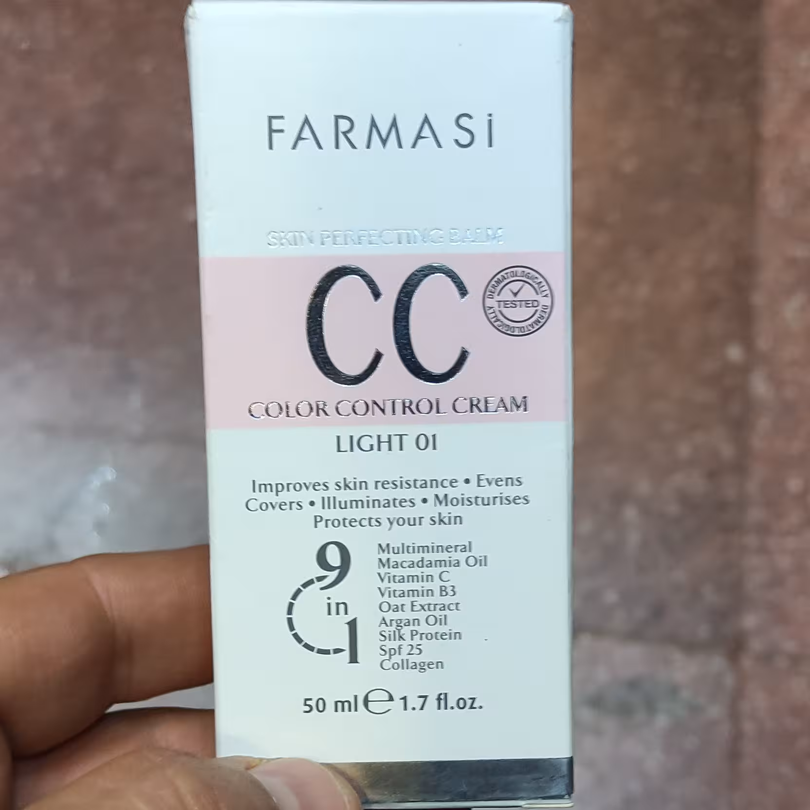 کرم پودر و ضد آفتاب مدل سی سی از برند فارماسی رنگ بژ روشن 01