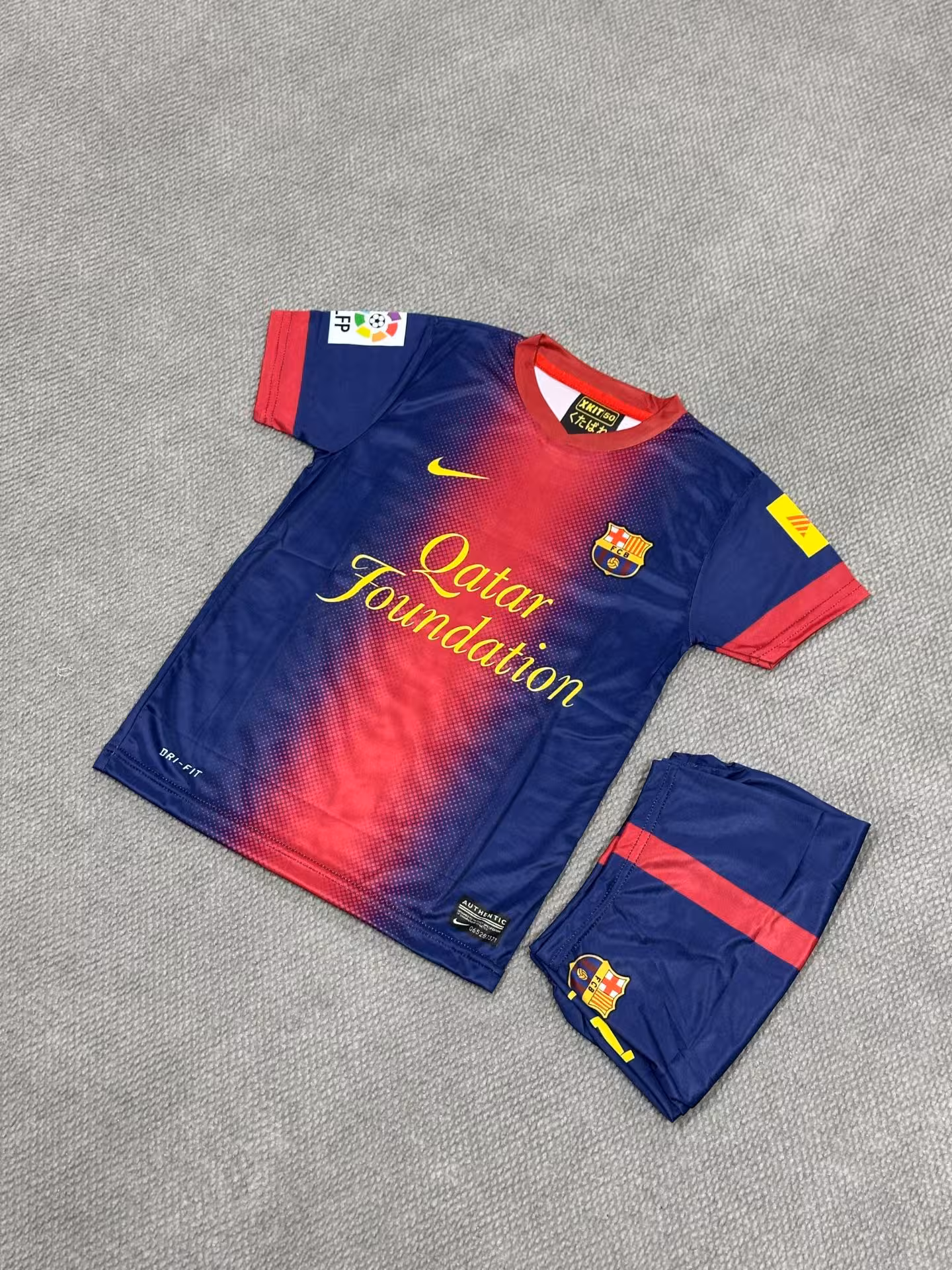 کیت بچگانه و بزرگسال بارسلونا مسی 2013 با چاپ اورجینال
