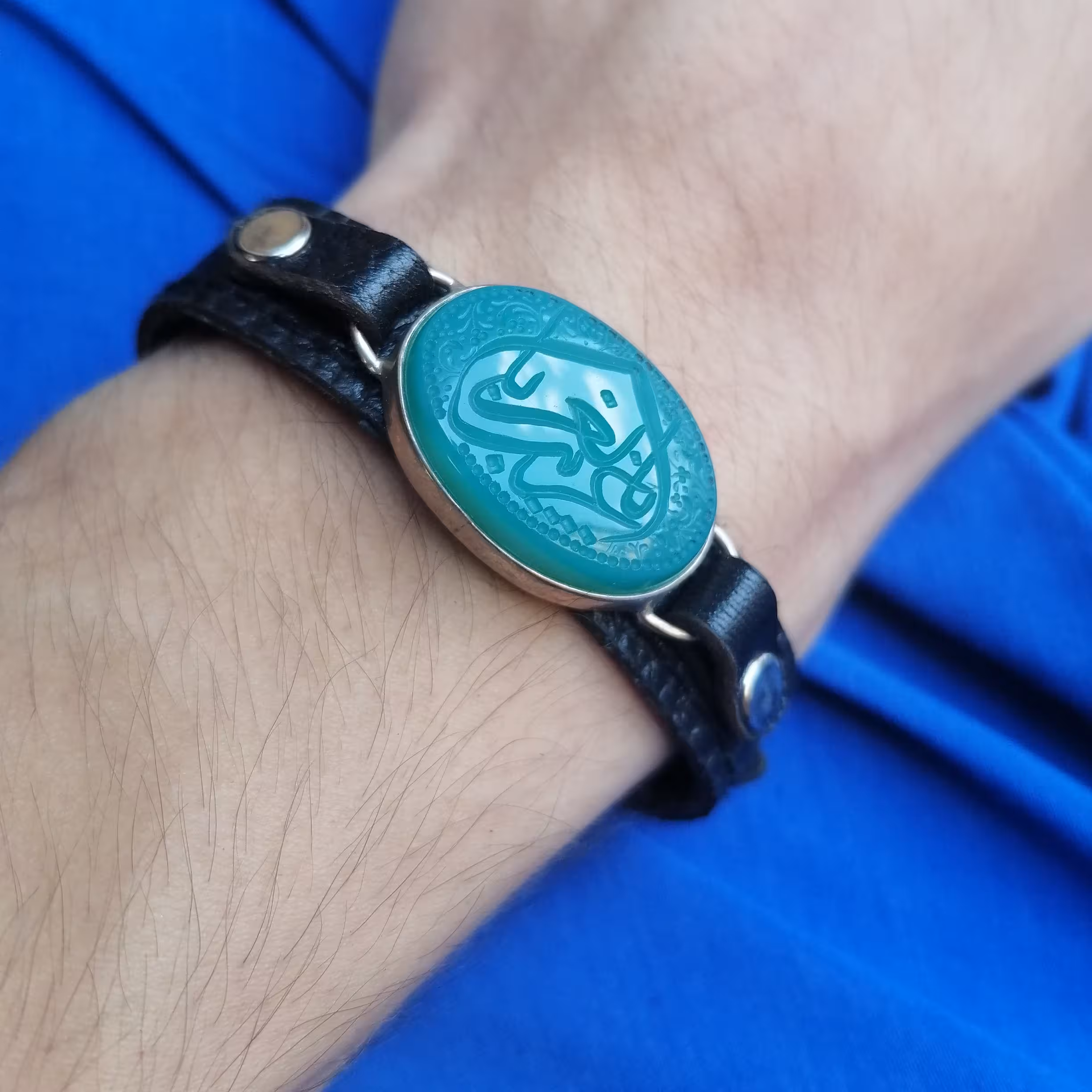 دستبند چرم،نگین عقیق سبز حکاکی شده مزین به یا غریب الغربا