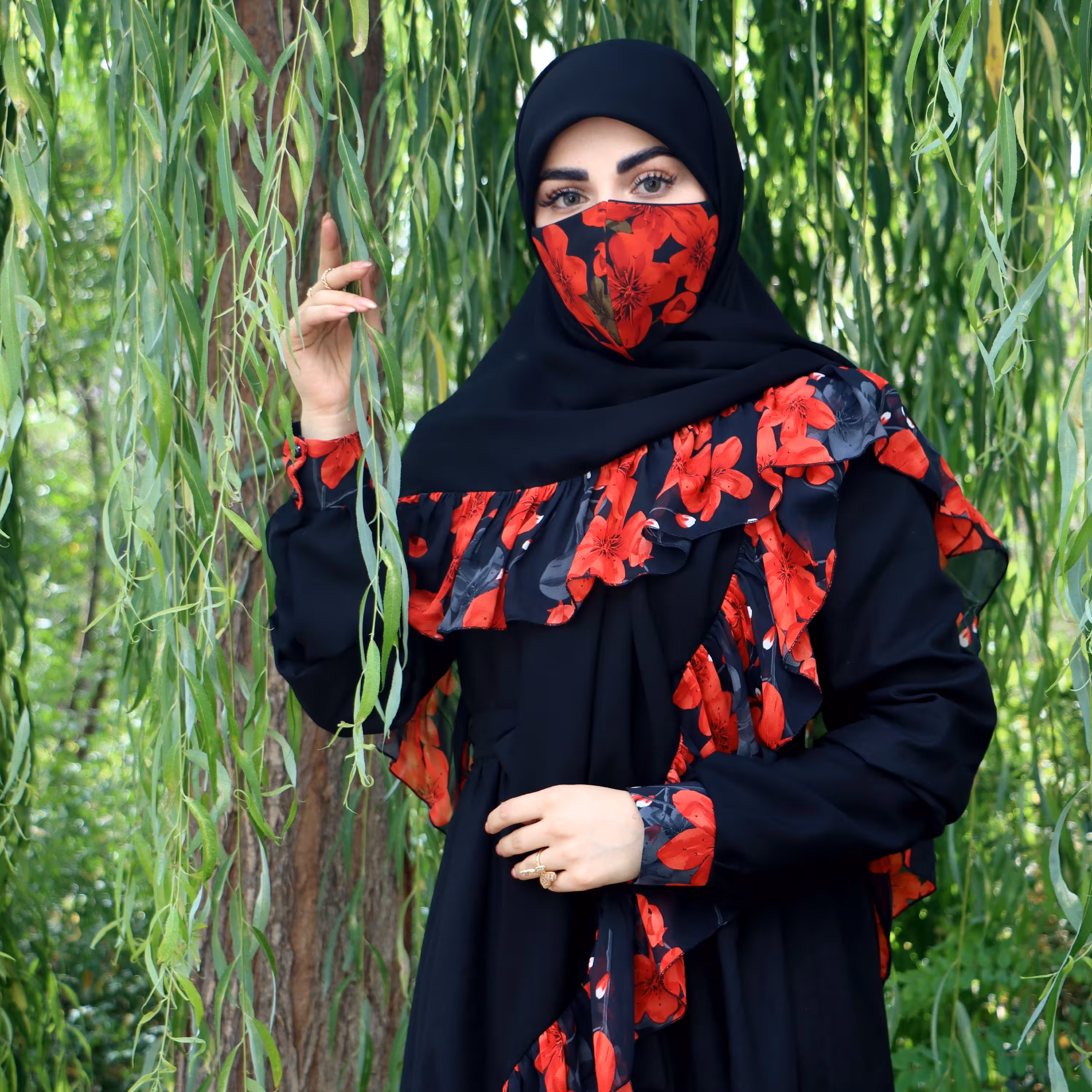 روسری کرپ حریر دور چین دار مجلسی بسیار زیبا وسط مشکی با گلهای قرمز قواره دار وماسک ست مزون حجاب تبسم همراه با هدیه 