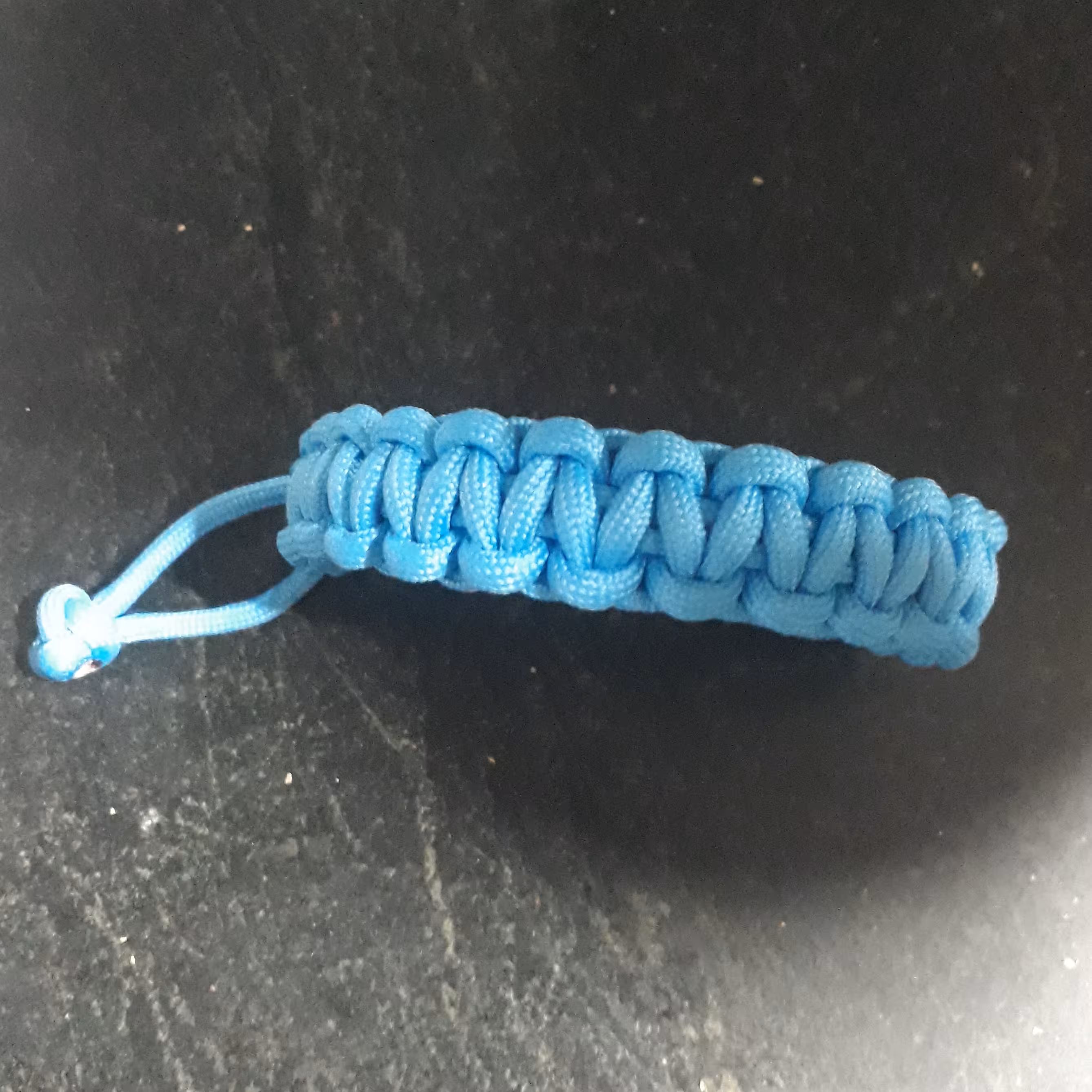 دستبند پاراکورد          در طرح ها  . رنگ ها  و مدل های   متنوع   