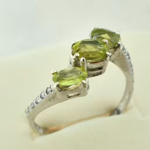 انگشتر نقره زنانه زبرجد سه نگین معدنی آبکاری رودیوم آقابزرگ کد 594