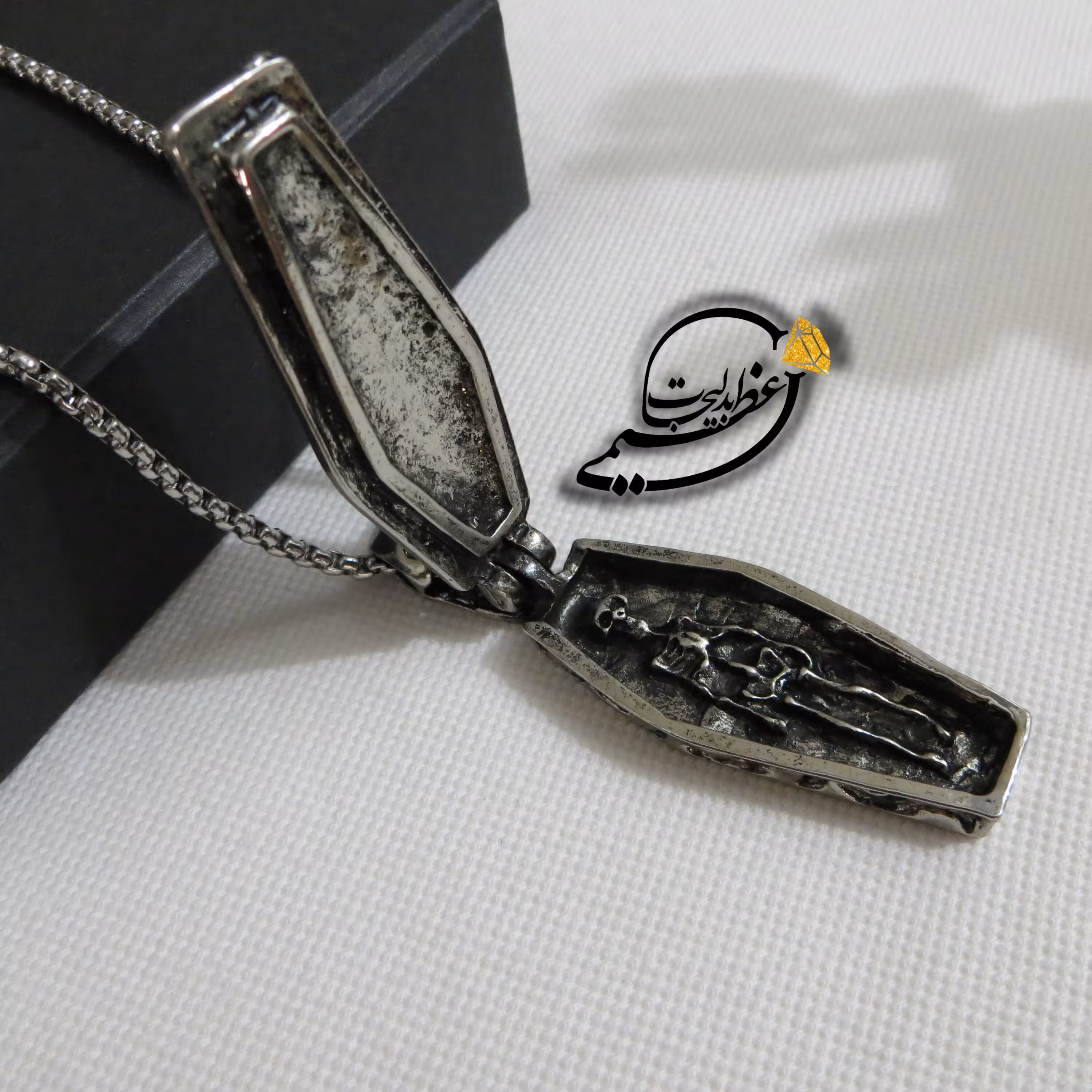 گردنبند خفن تابوت جذاب فوق العاده خاص با زنجیر استیل رنگ ثابت با قابلیت باز و بسته شدن درب تابوت