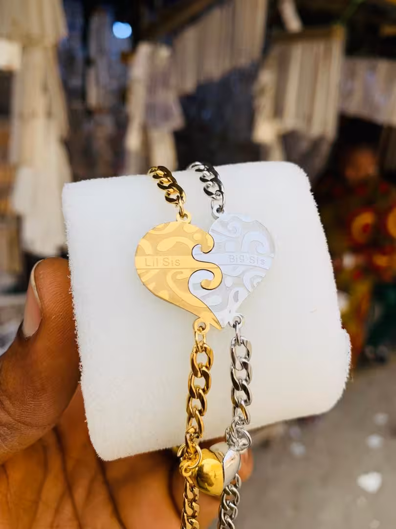 دستبند استیل مدل ست دوستی، طرح قلب پازلی همراه با قلب مگنتی، مجموعه 2 عددی