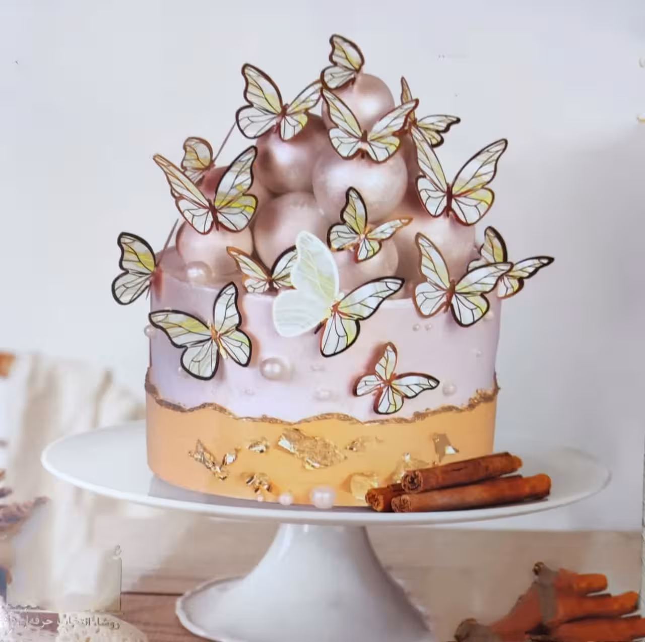 پروانه روی کیک تزیینی سفید غیر خوراکی