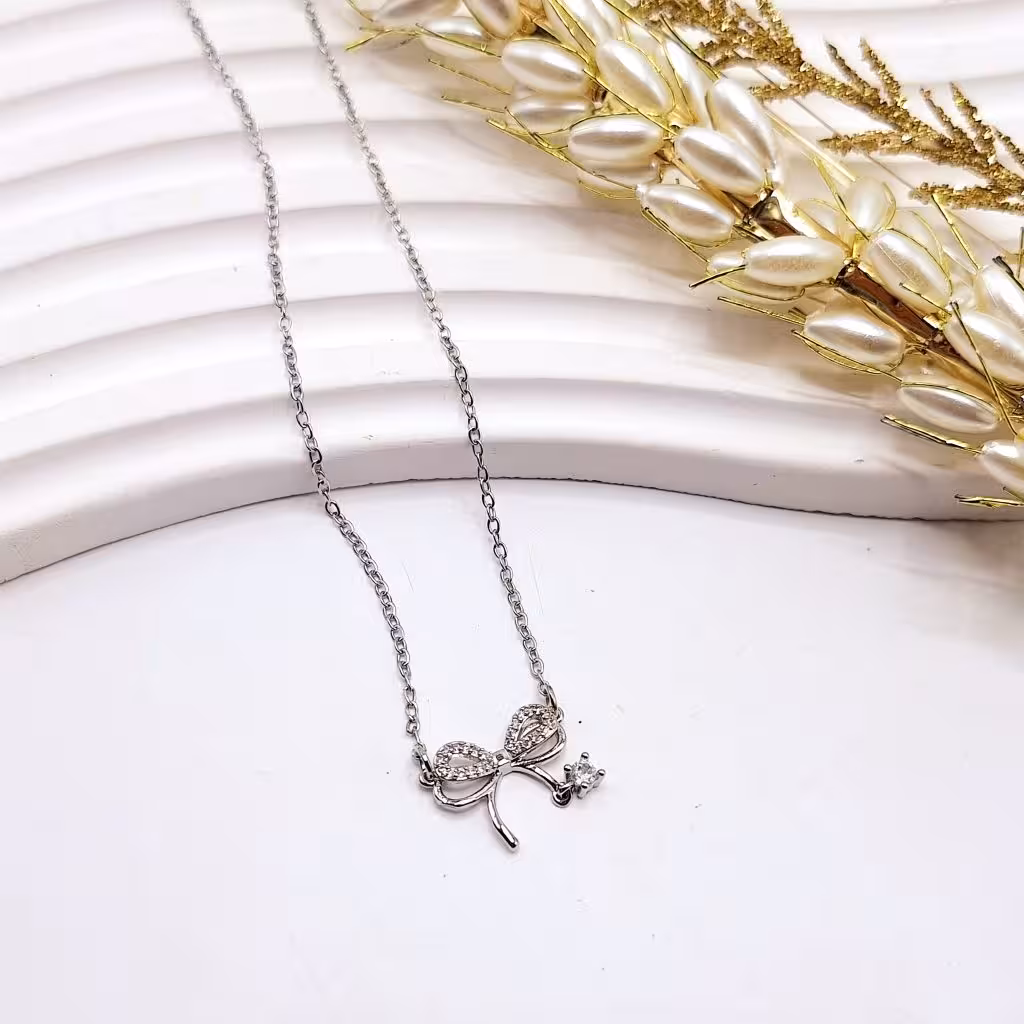 گردنبند زنانه طرح پاپیون آویز نگین دار استیل