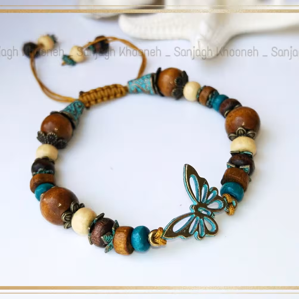 دستبند چوبی با پلاک پتینه پروانه
